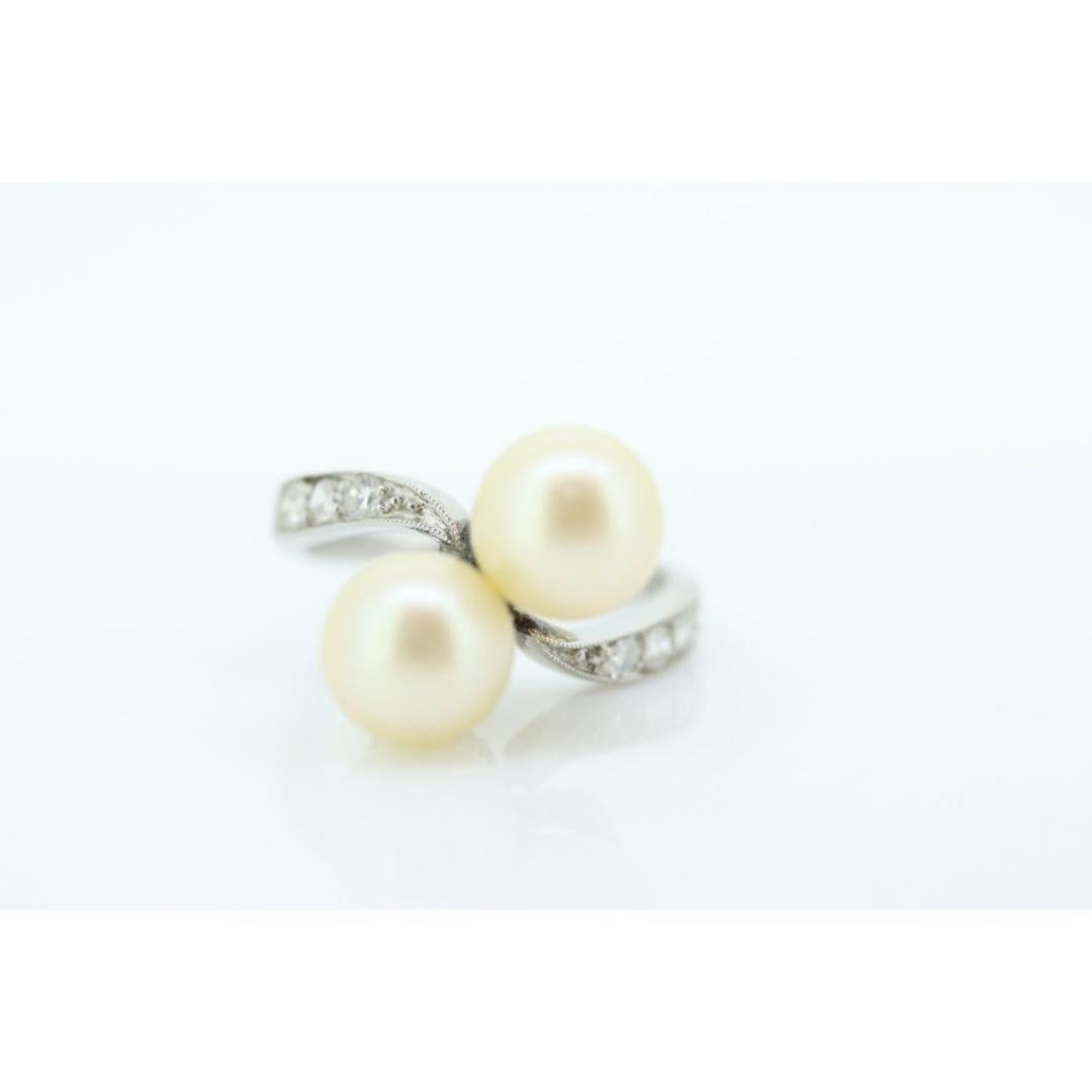 Antiker Platin-Diamantring mit doppelter Perle. Bypass-Ring mit zwei Akoya-Perlen und Bypass-Ring. Damen im Angebot