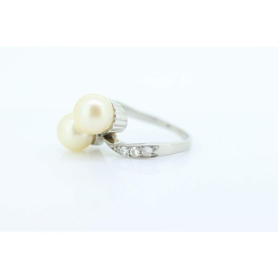 Antiker Platin-Diamantring mit doppelter Perle. Bypass-Ring mit zwei Akoya-Perlen und Bypass-Ring. im Angebot 1