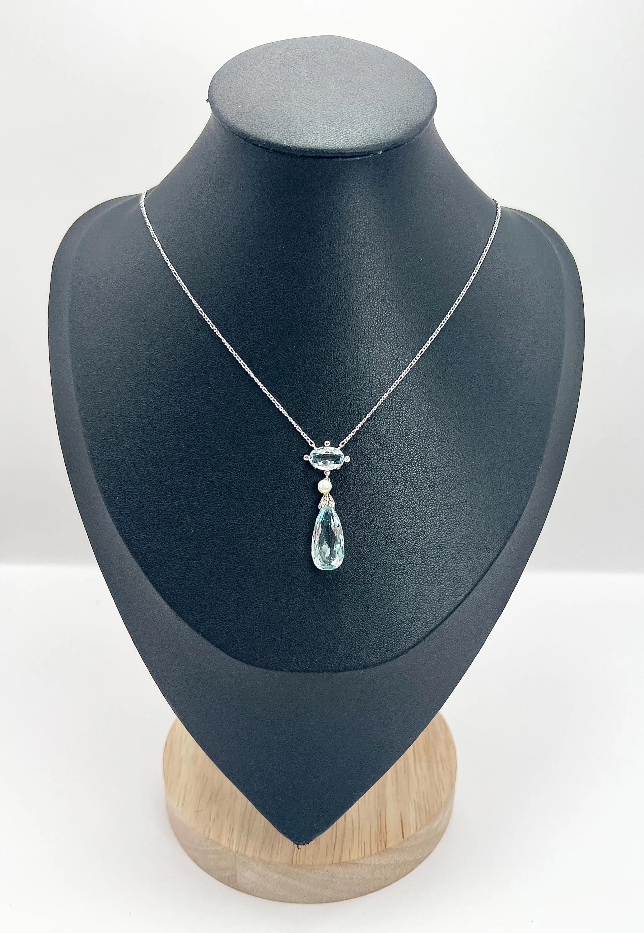 Collar antiguo de aguamarina 

PT950 con sello de platino (Nuevo)

Alrededor de 1910

Este exquisito collar eduardiano exhibe una impresionante aguamarina facetada de forma ovalada adornada con brillantes puntas de diamante que captan la luz