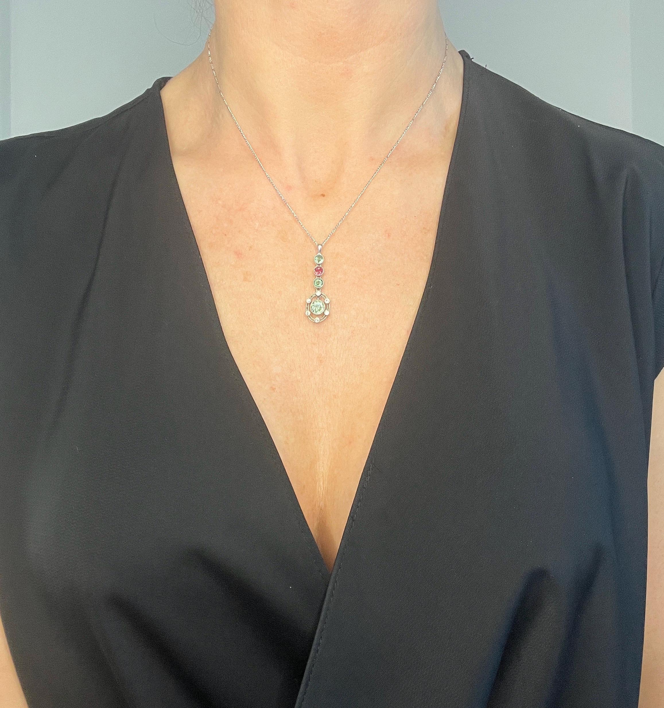 Collier ancien Suffragette 

Platine estampillé 950

Circa 1910 

Entrez dans l'histoire avec cet exquis collier pendentif Suffragette de l'époque Eleg, véritable incarnation de l'élégance et de l'esprit de son temps. Réalisée en platine luxueux,