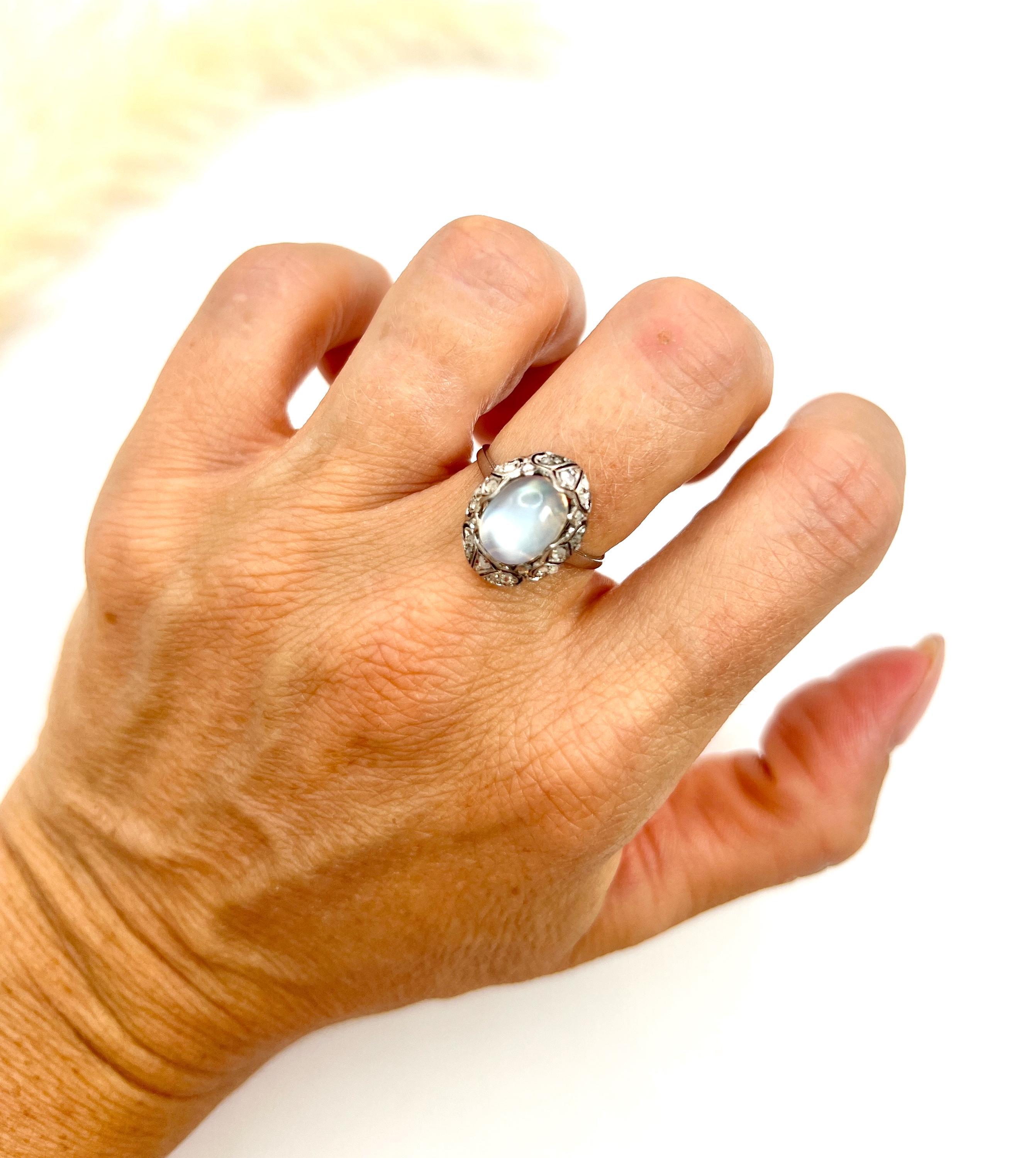 Edoardiano Anello antico in platino, pietra di luna cabochon e diamante taglio rosa di epoca edoardiana in vendita
