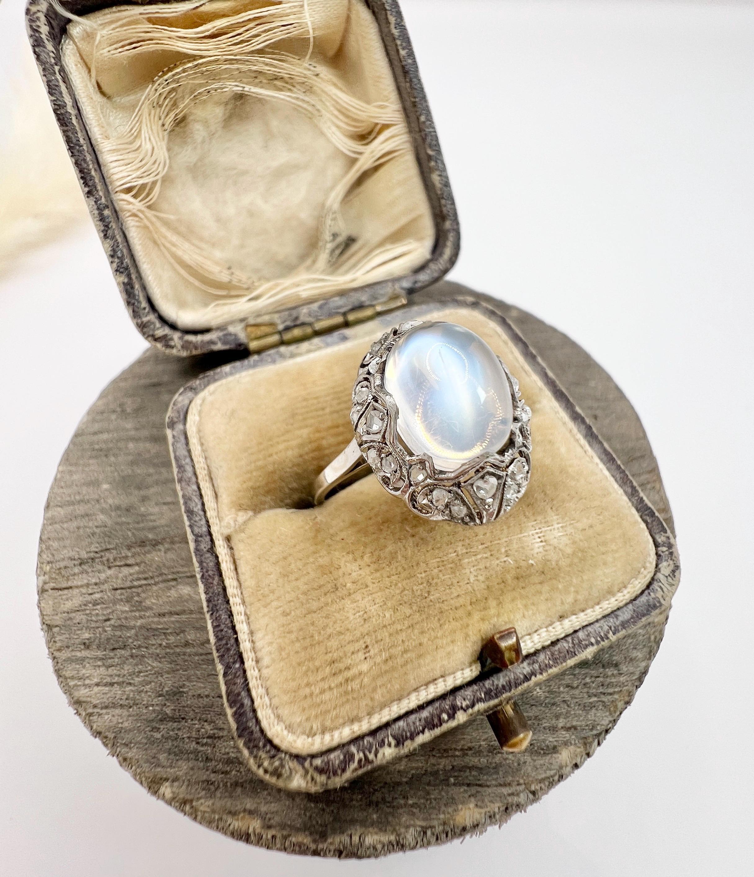 Cabochon Anello antico in platino, pietra di luna cabochon e diamante taglio rosa di epoca edoardiana in vendita