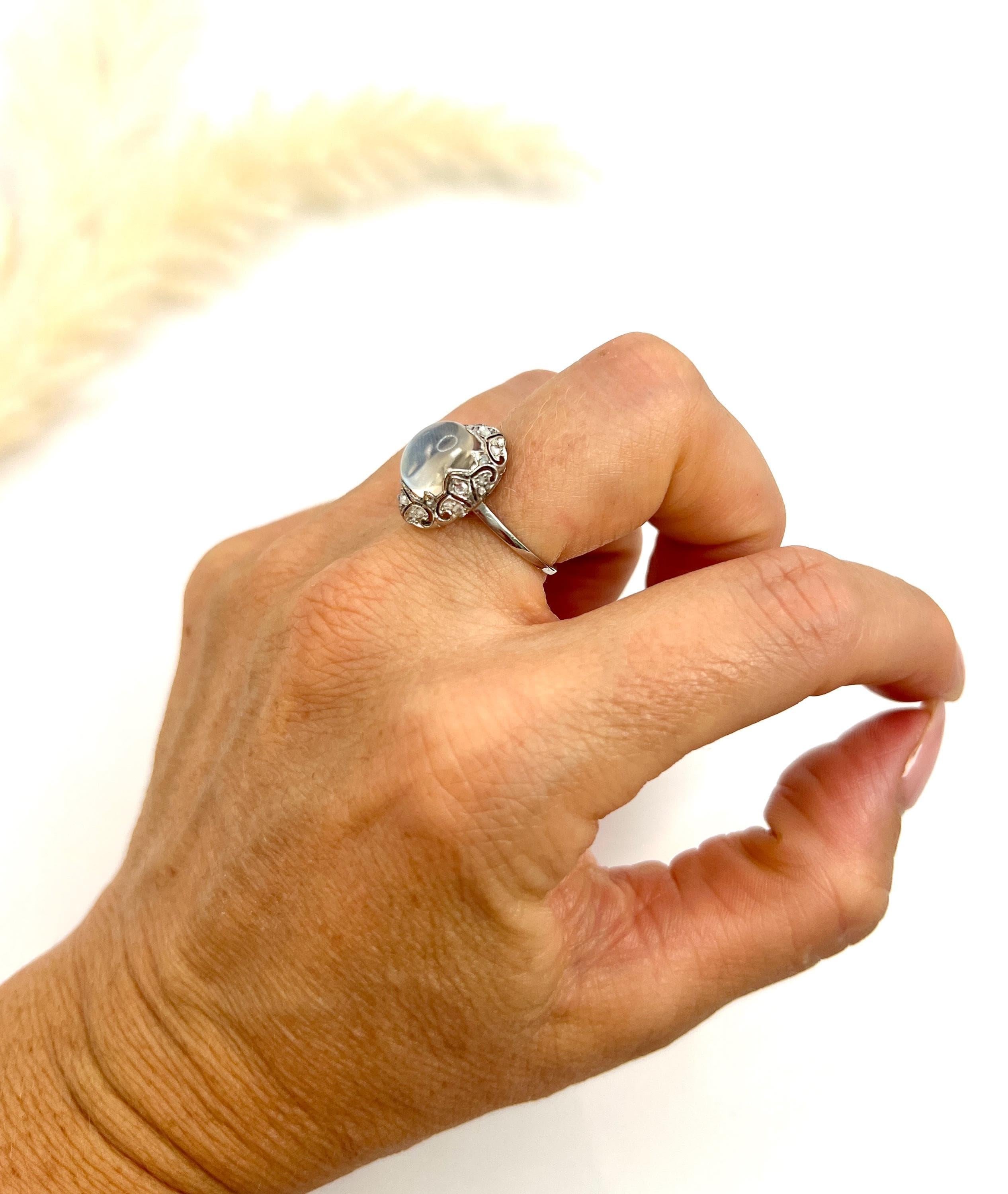 Anello antico in platino, pietra di luna cabochon e diamante taglio rosa di epoca edoardiana In condizioni buone in vendita a Brighton, GB