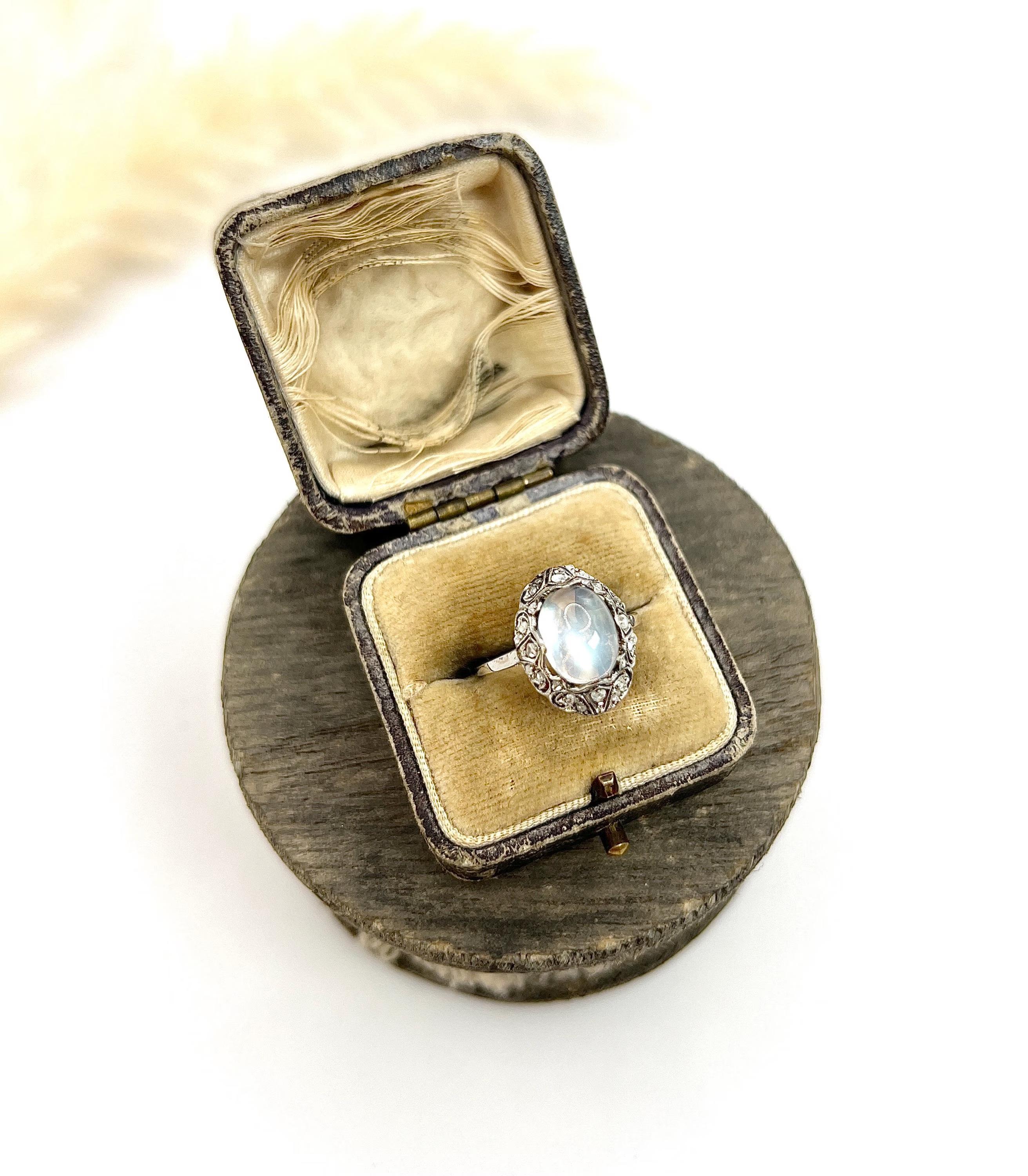 Anello antico in platino, pietra di luna cabochon e diamante taglio rosa di epoca edoardiana in vendita 1