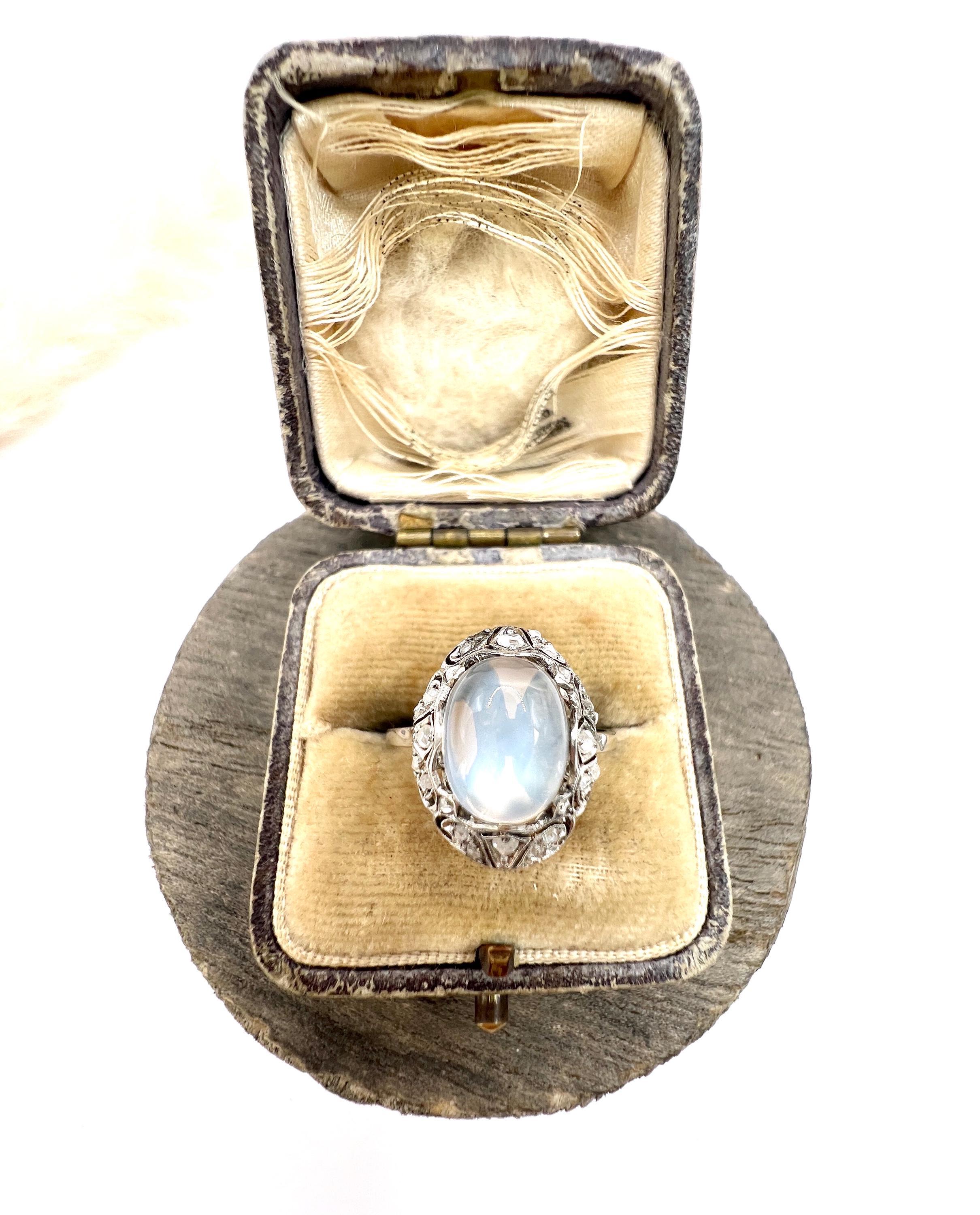 Anello antico in platino, pietra di luna cabochon e diamante taglio rosa di epoca edoardiana in vendita 2