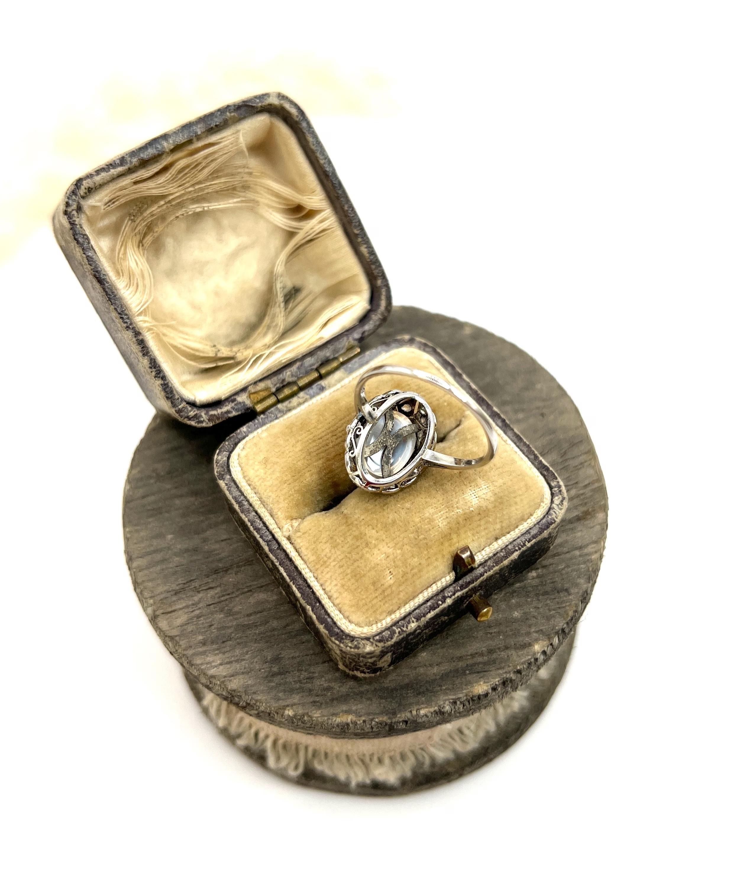 Anello antico in platino, pietra di luna cabochon e diamante taglio rosa di epoca edoardiana in vendita 3