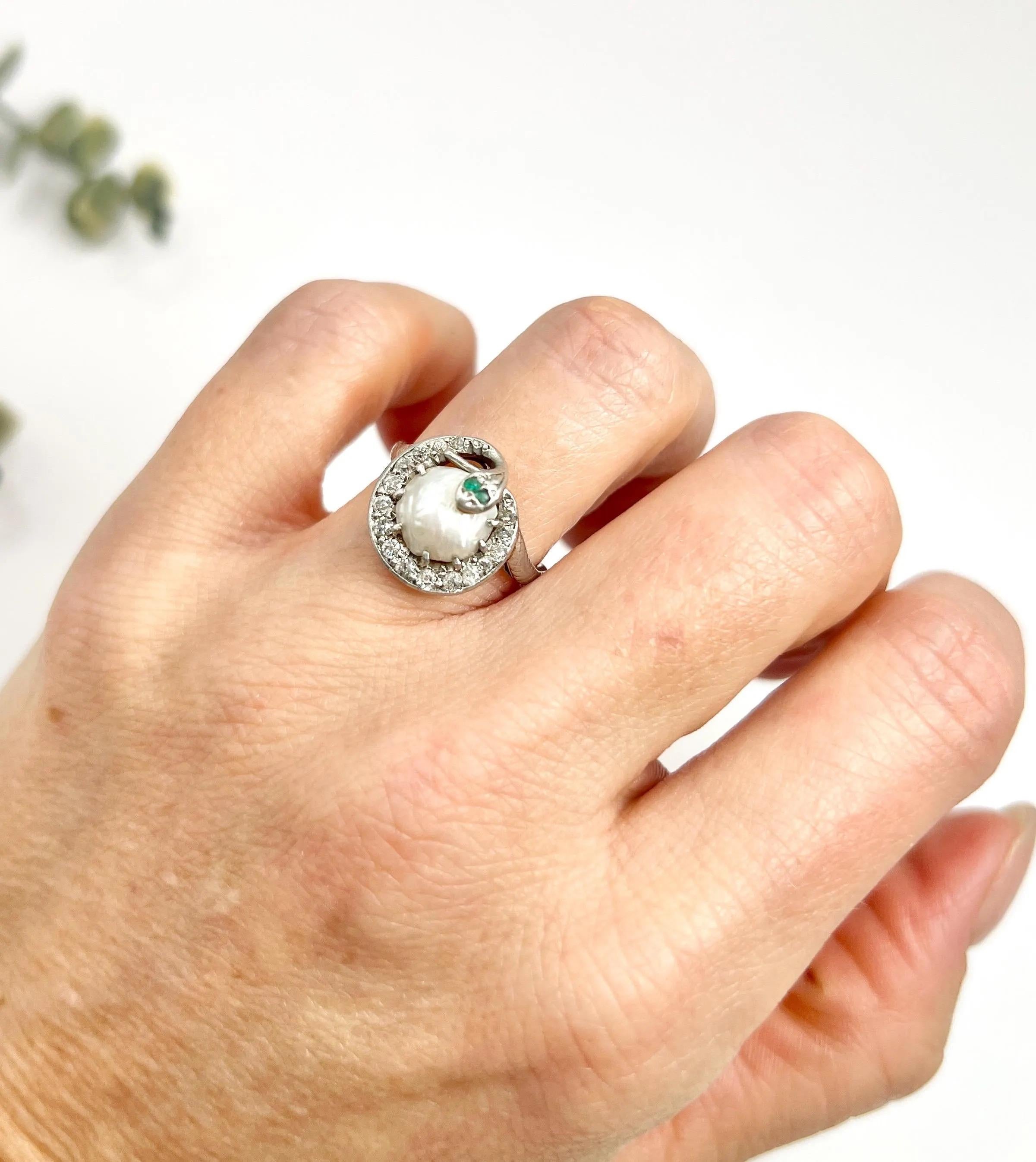 Antique Platinum, Edwardian era Pearl & Emerald Snake Ring In Good Condition For Sale In Brighton, GB