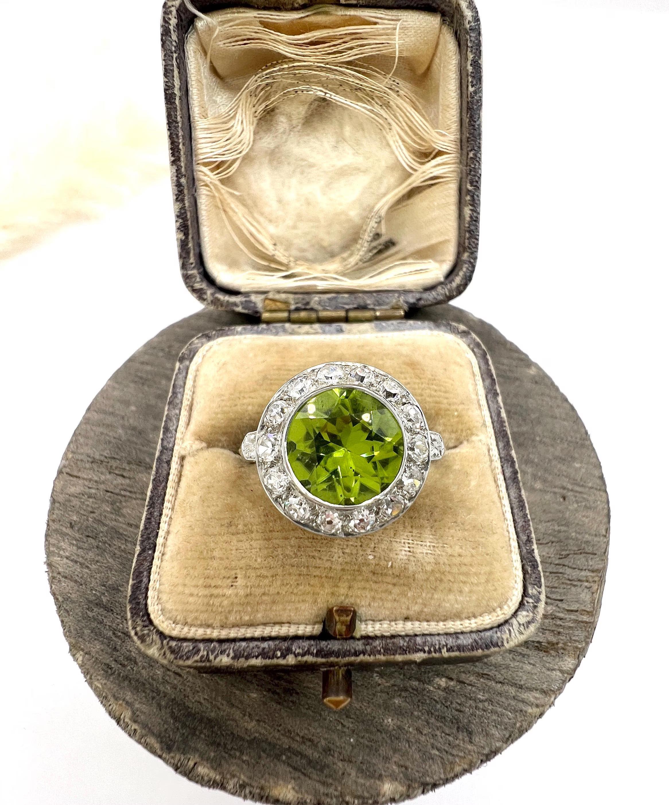 Anillo de Platino Antiguo, Época Eduardiana Racimo de Peridotos y Diamantes Redondo Halo en venta 5