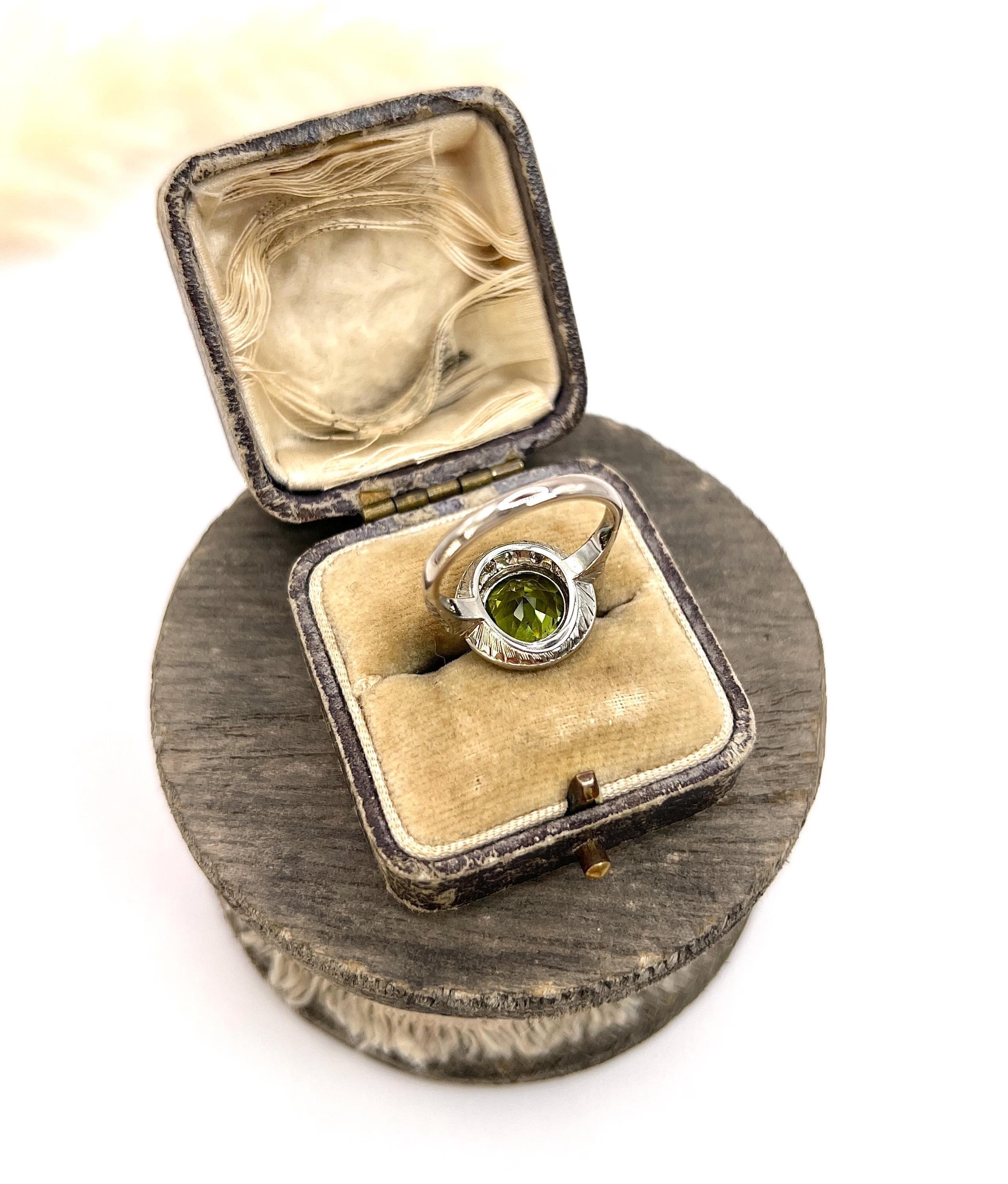 Anillo de Platino Antiguo, Época Eduardiana Racimo de Peridotos y Diamantes Redondo Halo en venta 6