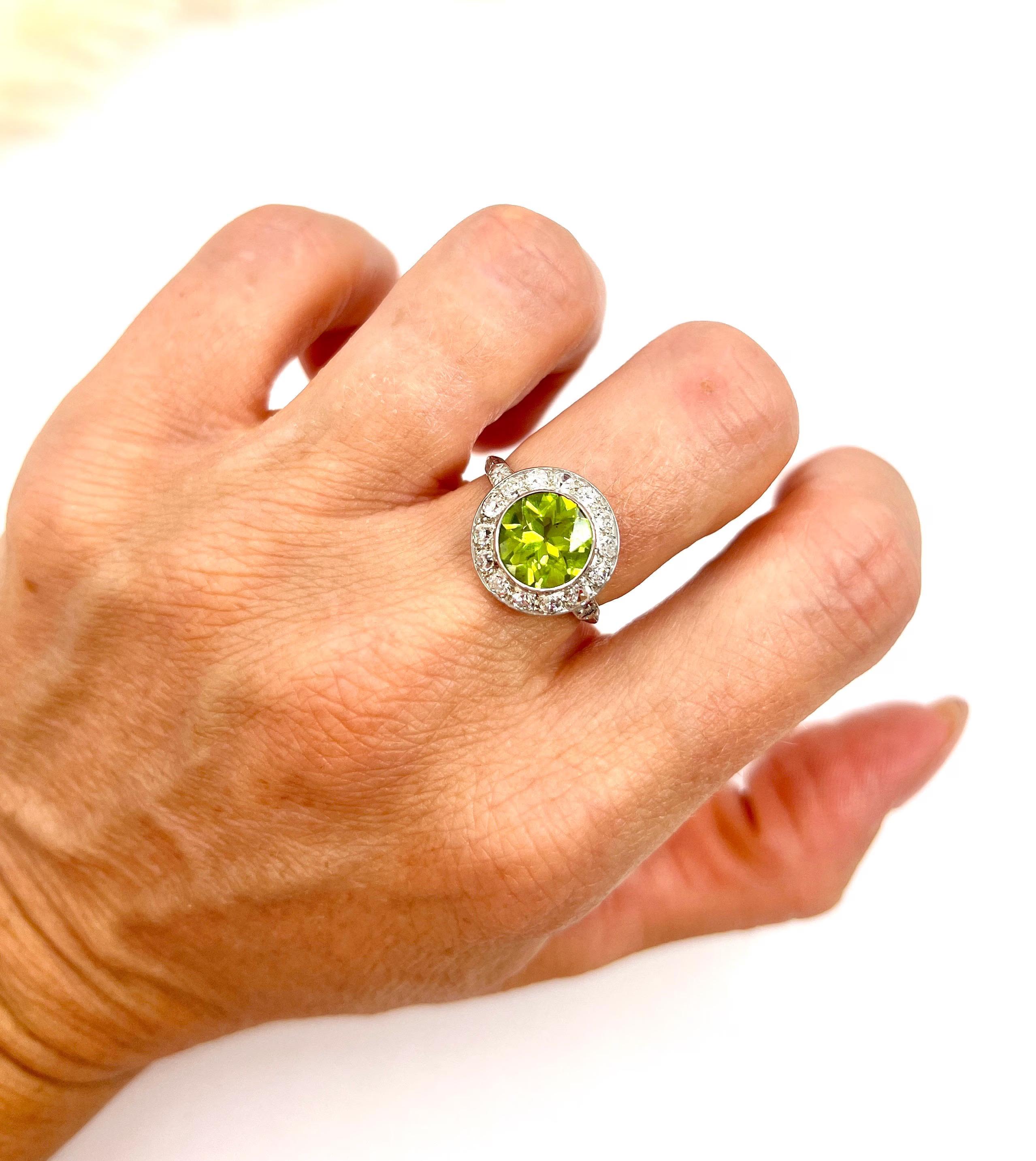 Anillo Peridoto Antiguo 

Platino

Alrededor de 1910

Este impresionante anillo de racimo eduardiano es un verdadero testimonio de la maestría artesanal de la época. El anillo está elaborado en platino, con una hermosa piedra de peridoto verde