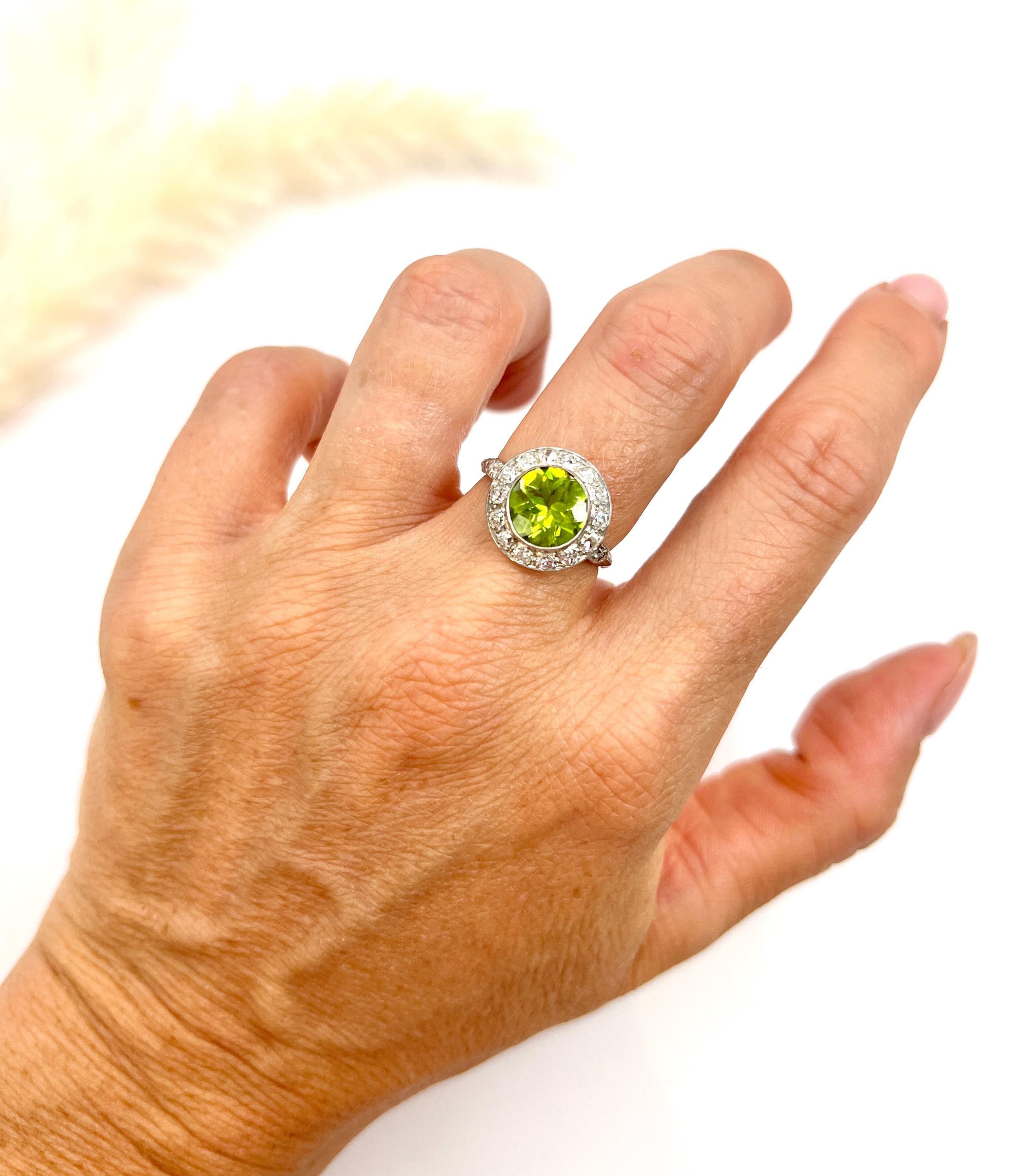 Anillo de Platino Antiguo, Época Eduardiana Racimo de Peridotos y Diamantes Redondo Halo Corte redondo en venta