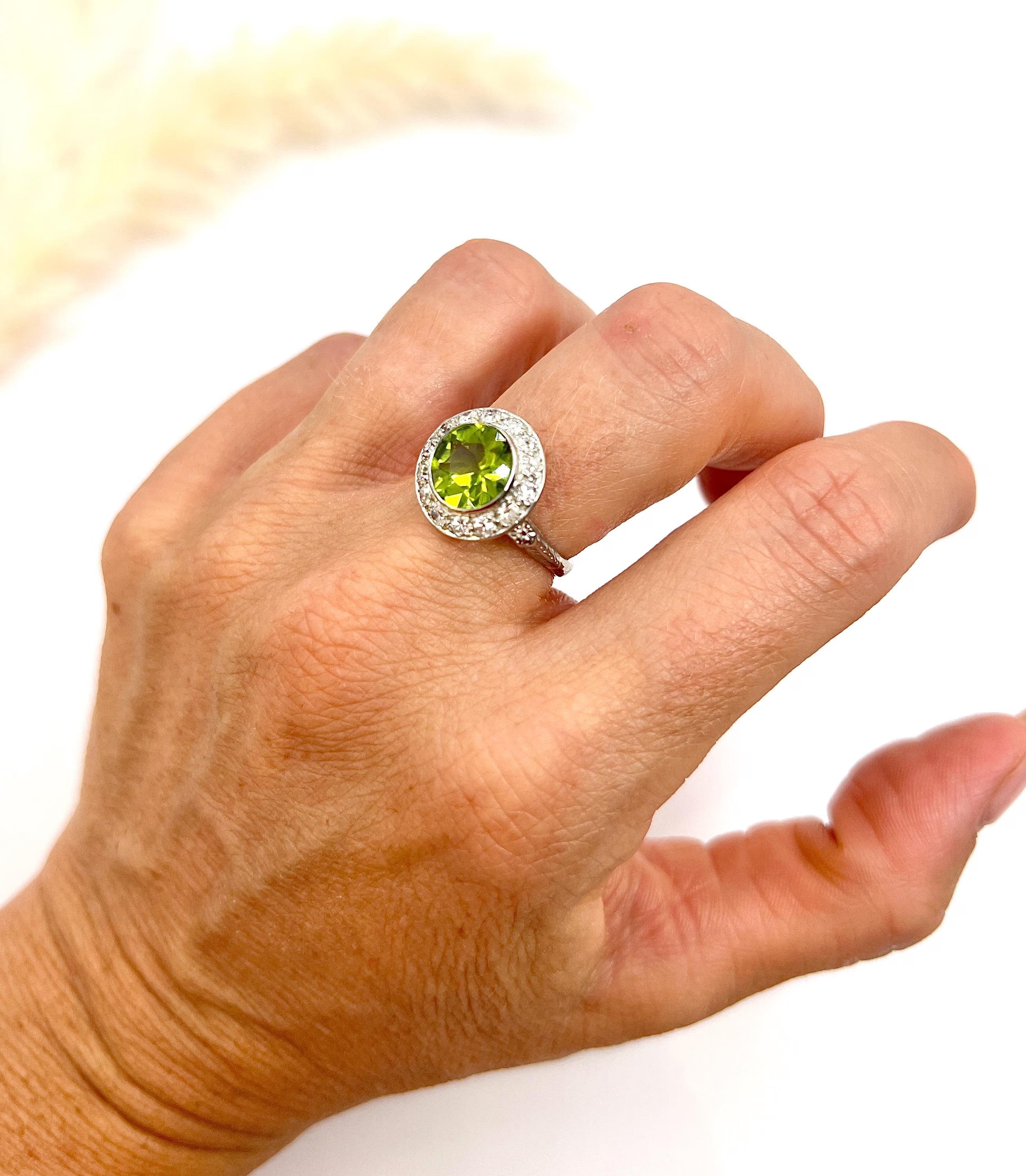 Anillo de Platino Antiguo, Época Eduardiana Racimo de Peridotos y Diamantes Redondo Halo en Bueno estado para la venta en Brighton, GB