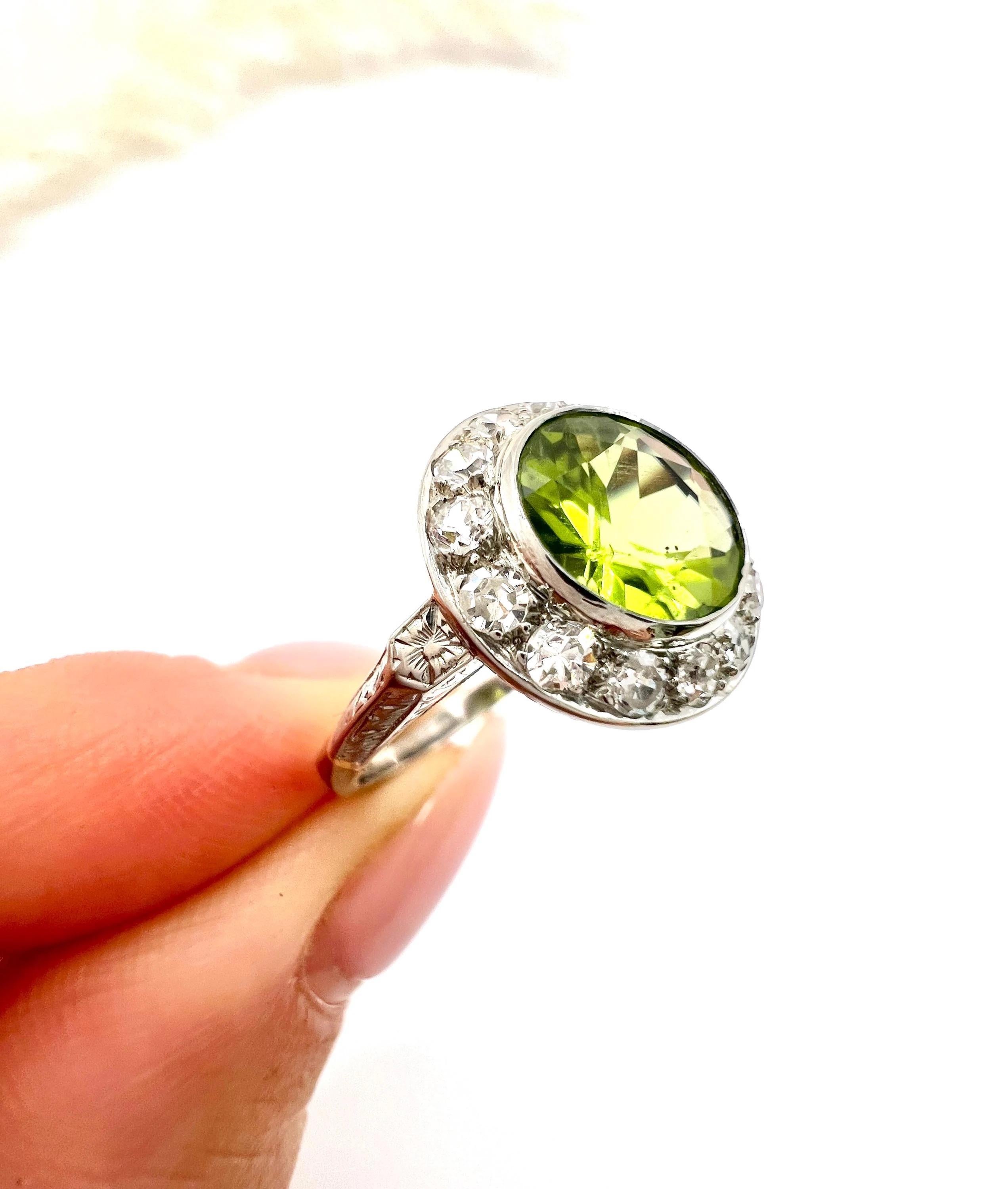 Femenino o masculino Anillo de Platino Antiguo, Época Eduardiana Racimo de Peridotos y Diamantes Redondo Halo en venta