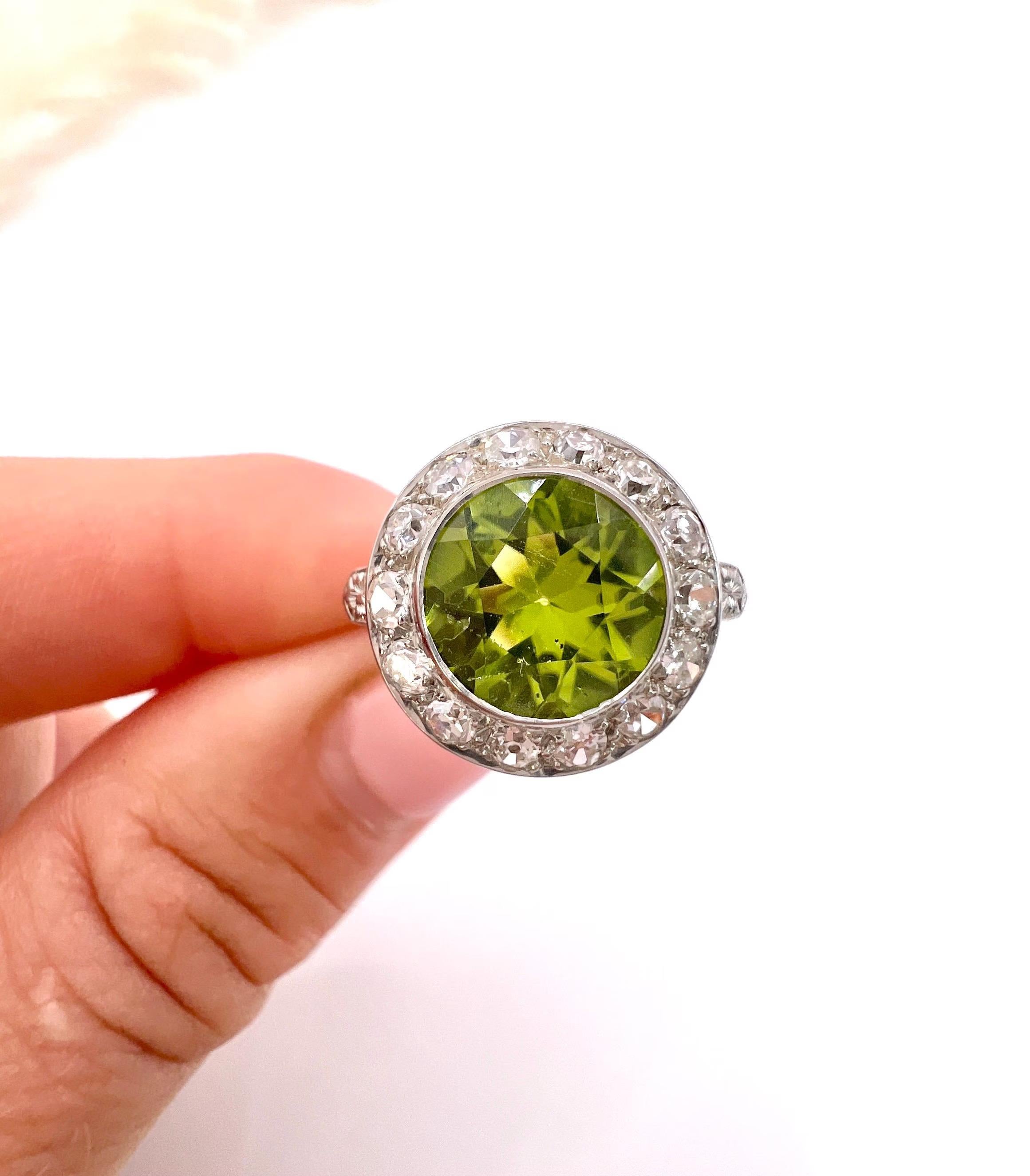 Anillo de Platino Antiguo, Época Eduardiana Racimo de Peridotos y Diamantes Redondo Halo en venta 1