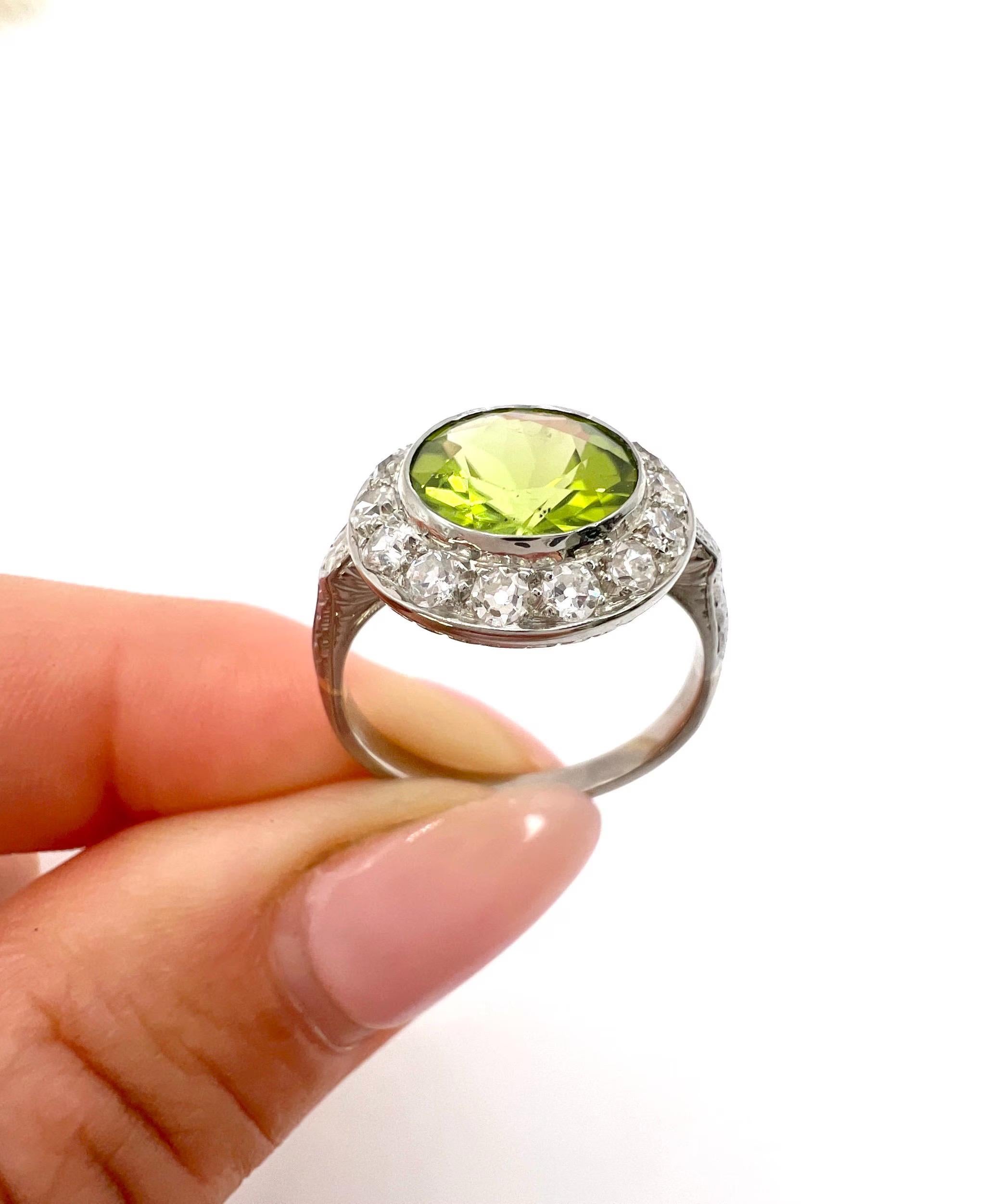 Anillo de Platino Antiguo, Época Eduardiana Racimo de Peridotos y Diamantes Redondo Halo en venta 2