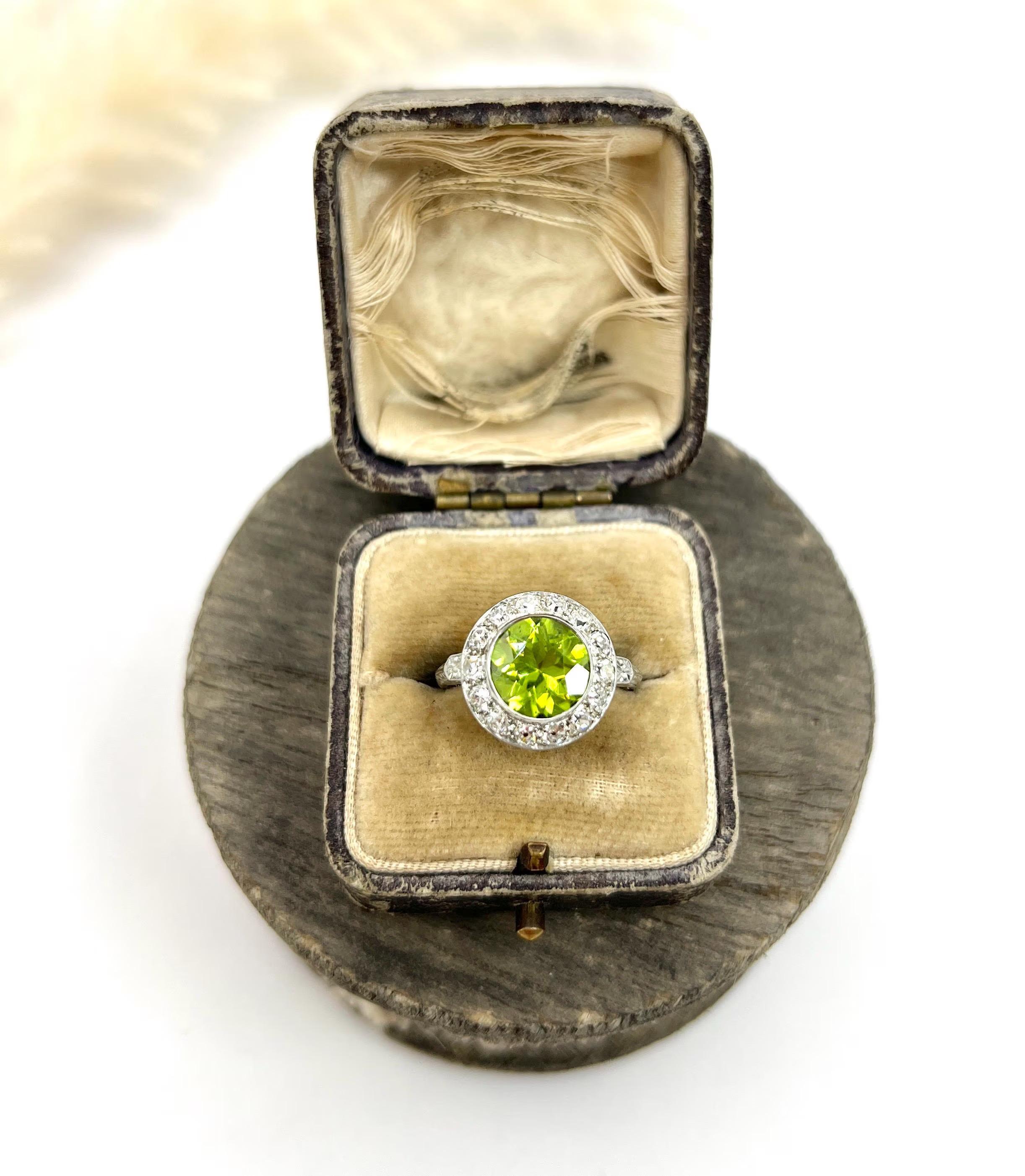 Anillo de Platino Antiguo, Época Eduardiana Racimo de Peridotos y Diamantes Redondo Halo en venta 3