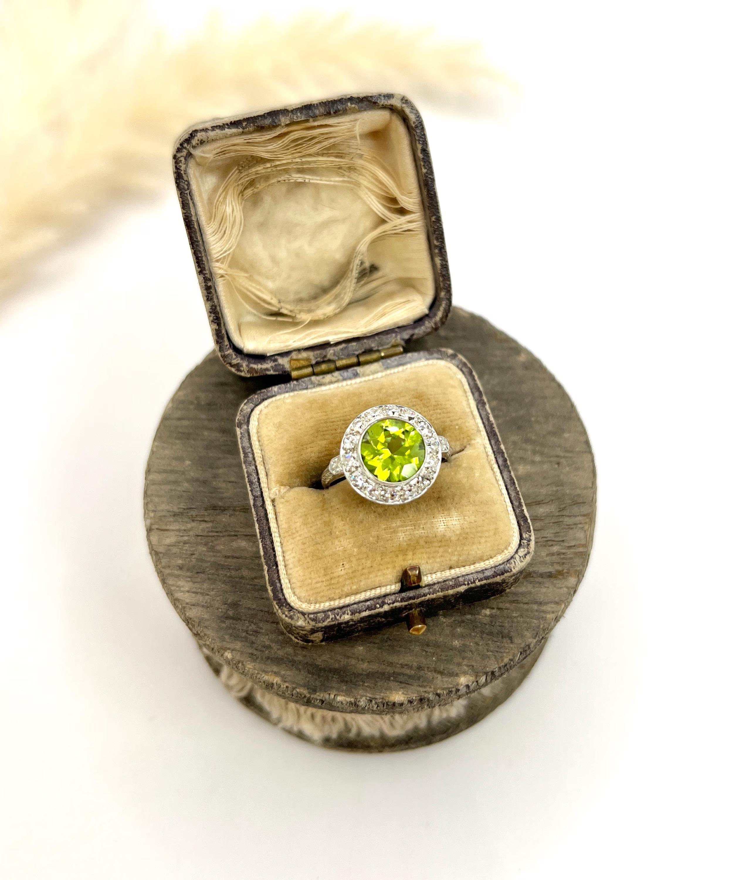 Anillo de Platino Antiguo, Época Eduardiana Racimo de Peridotos y Diamantes Redondo Halo en venta 4