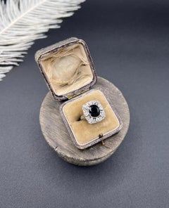 Anello antico in platino, in stile edoardiano, con zaffiro e diamanti, a forma rettangolare con montatura a grappolo