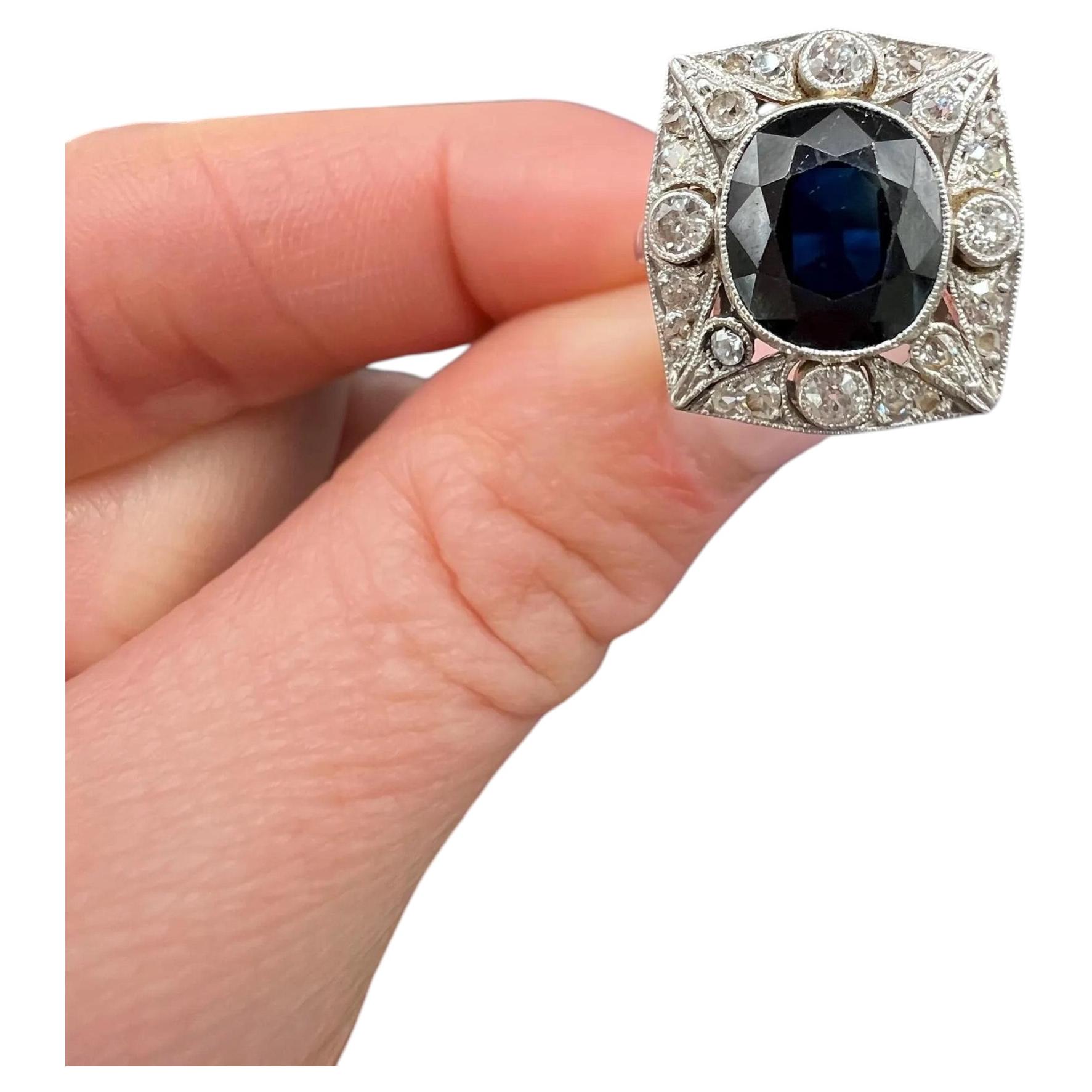 Antiker Ring aus Platin im edwardianischen Stil mit Saphiren und Diamanten in rechteckiger Cluster-Fassung