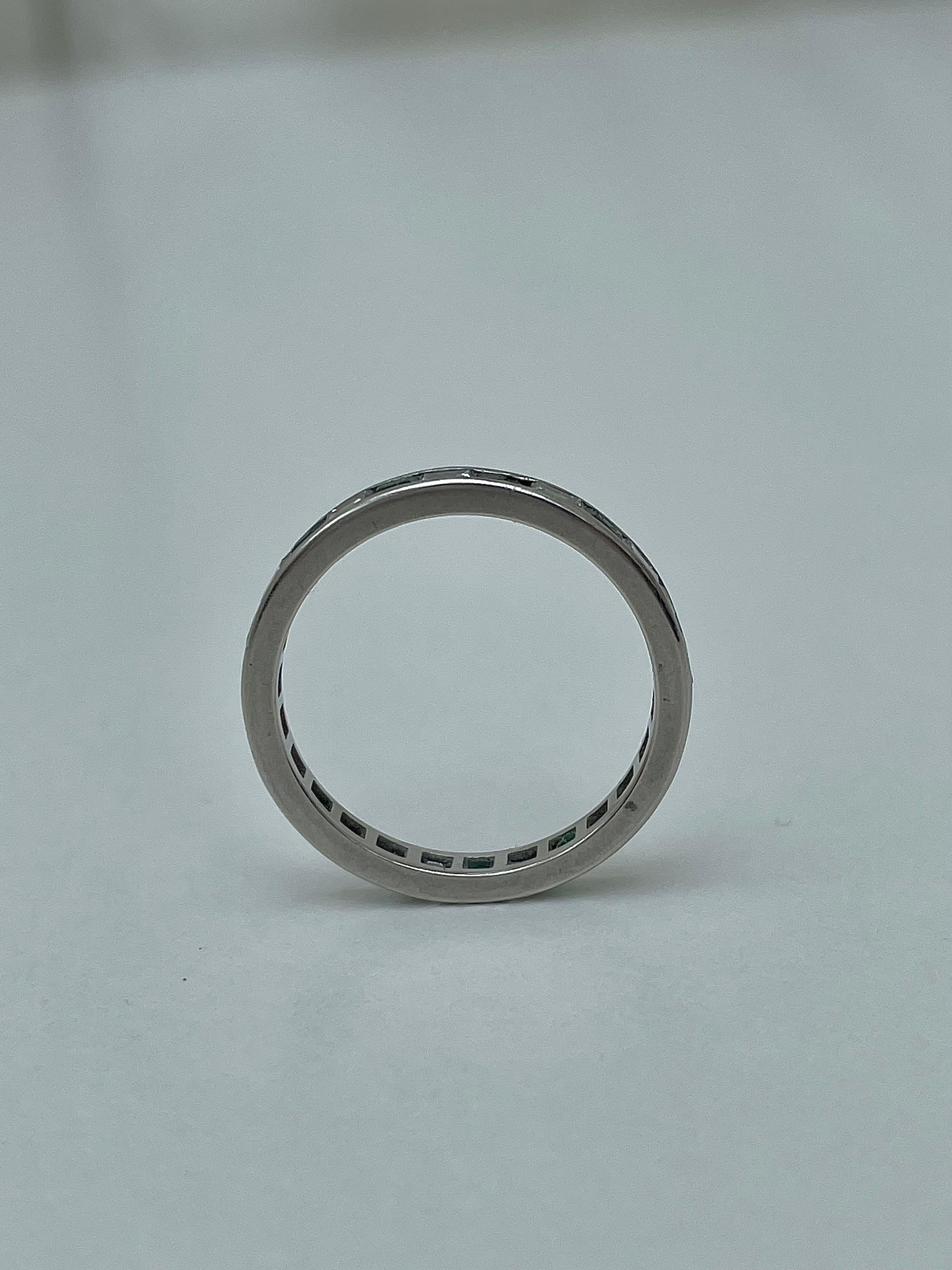 Antiker Platin-Eternity-Ring mit Smaragd und Diamant in voller Eternity (Smaragdschliff) im Angebot