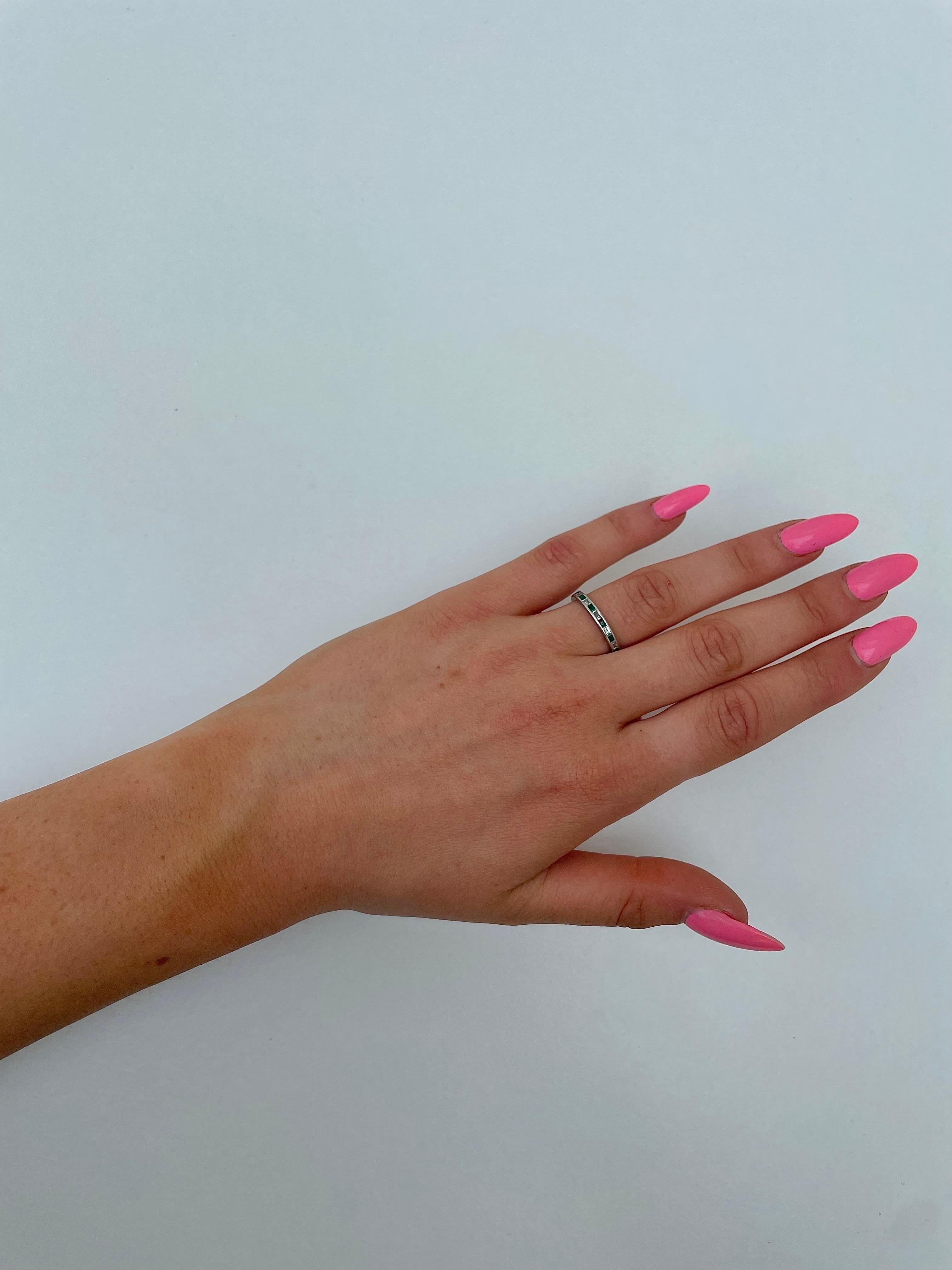 Antiker Platin-Eternity-Ring mit Smaragd und Diamant in voller Eternity im Zustand „Gut“ im Angebot in Chipping Campden, GB