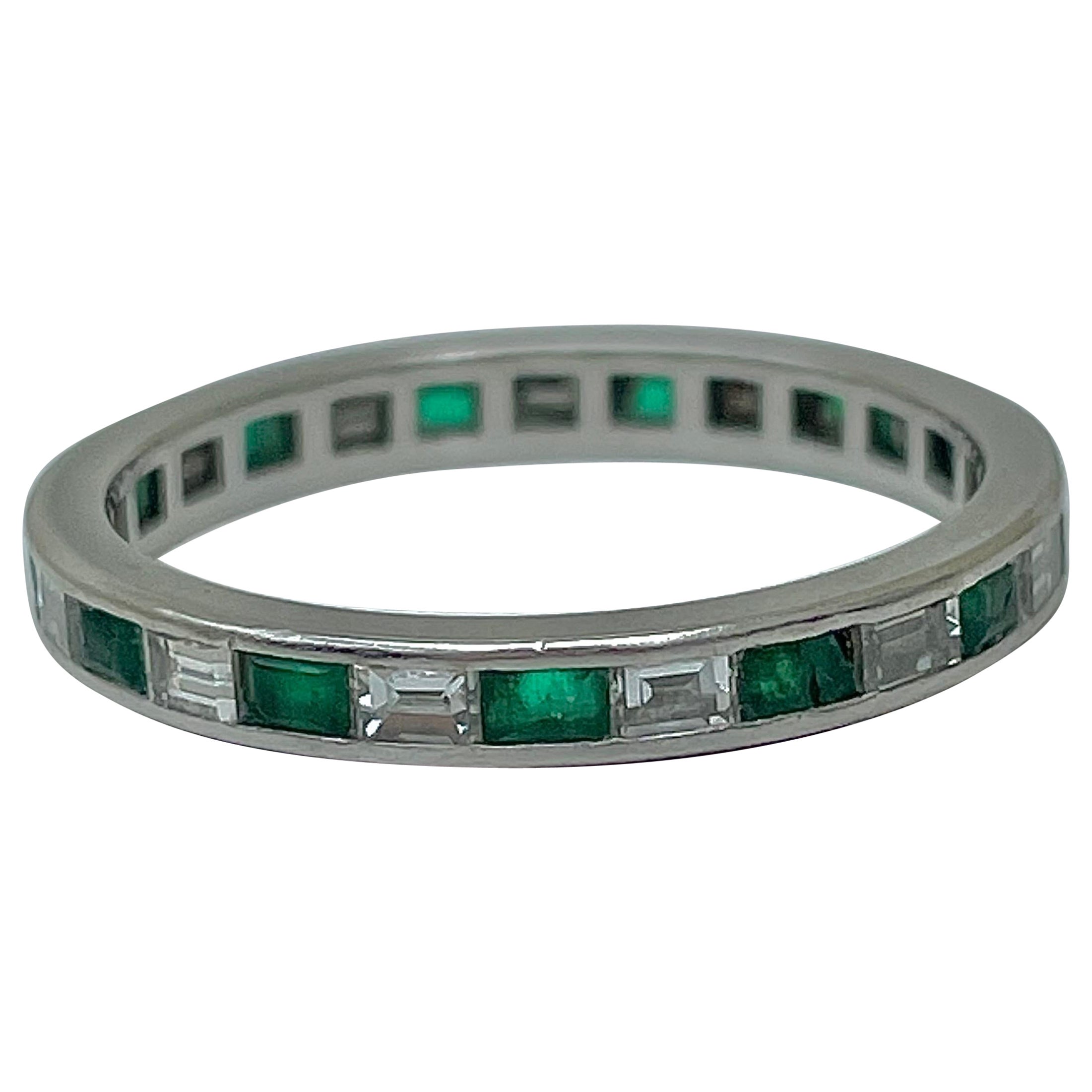 Antiker Platin-Eternity-Ring mit Smaragd und Diamant in voller Eternity