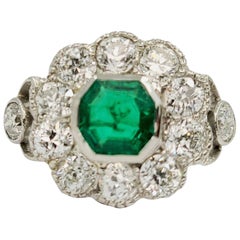 Antiker Smaragdring aus Platin und Diamant im Minenschliff