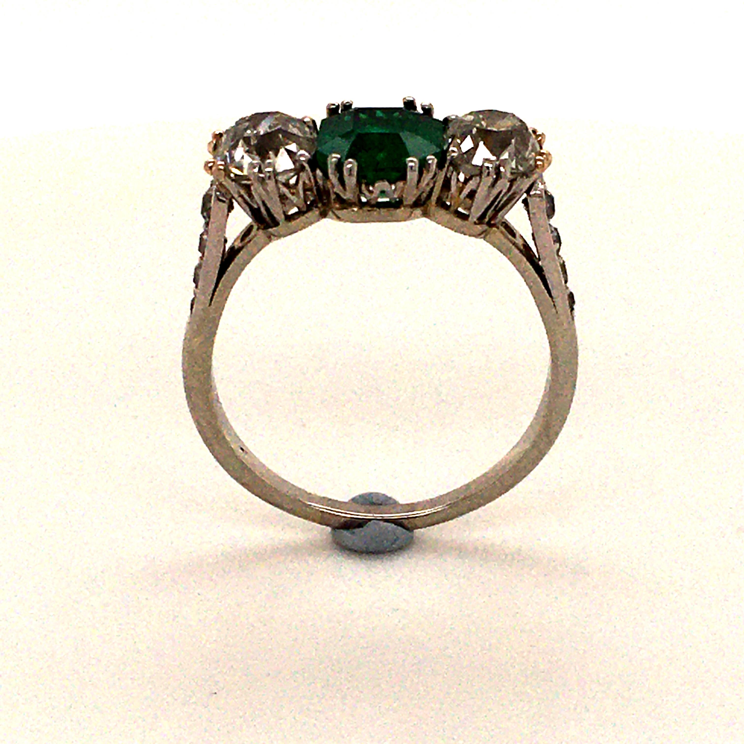 Antique Platinum Emerald Diamond Ring In Good Condition For Sale In Lucerne, CH