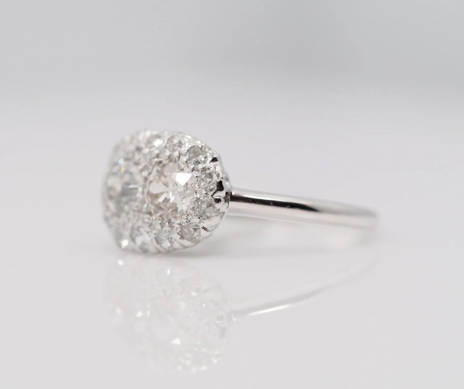 Artikel-Details: 
Ringgröße: 6
Metall-Typ: Platin 
Gewicht: 2.75 Gramm

Hauptdiamanten Details
Form: (2) Alter europäischer Brillant (Naturdiamant)
Karatgewicht: je .35 und .35. 
Farbe: Farbe I und Farbe M.
Klarheit: SI2

Seite Stein Details: