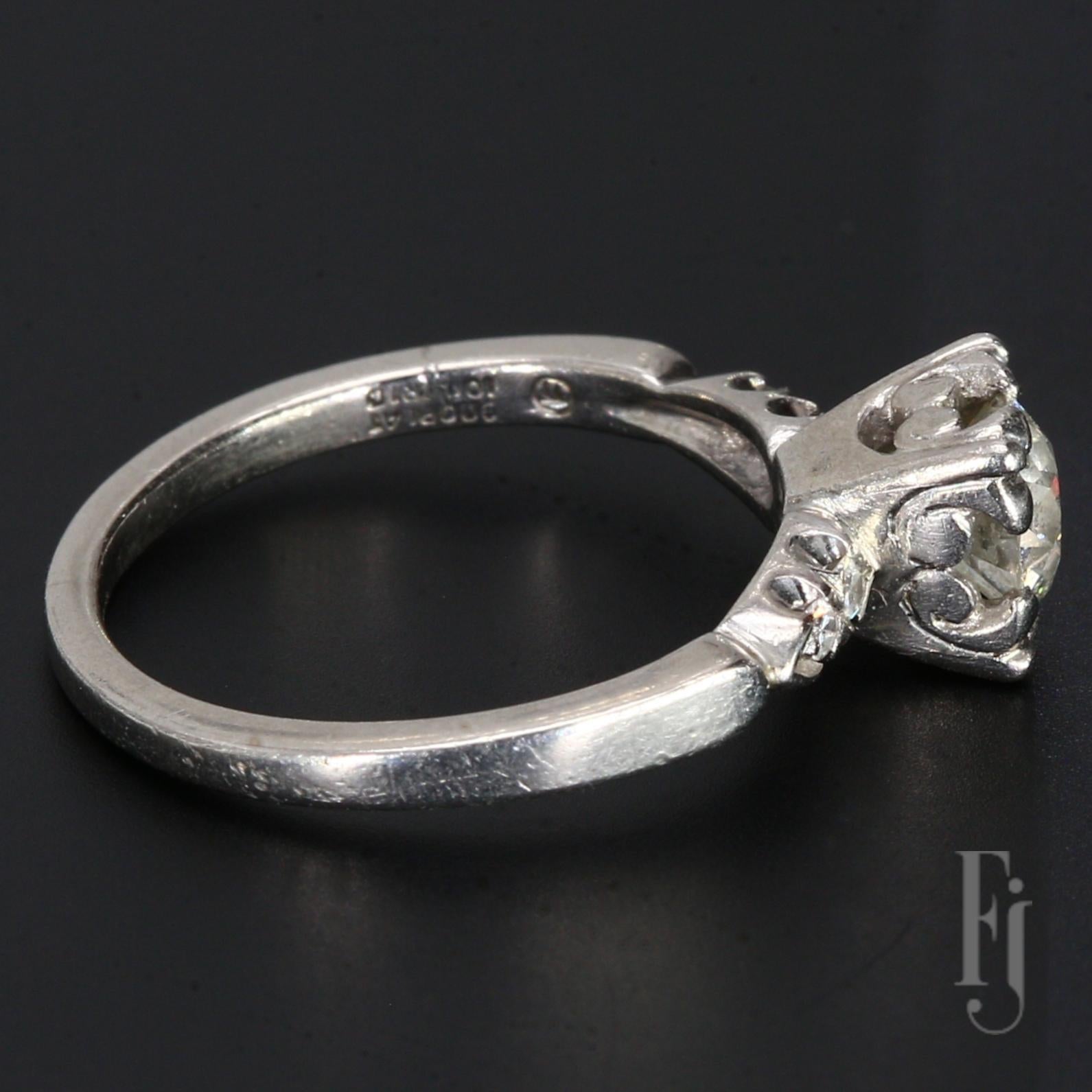 Anello di fidanzamento antico in platino con una pietra centrale di diamante da 0,99 carati e quattro accenti di diamanti da 0,03 carati ciascuno.

Dimensione - 5,25
Peso totale - 4,46 g
A19