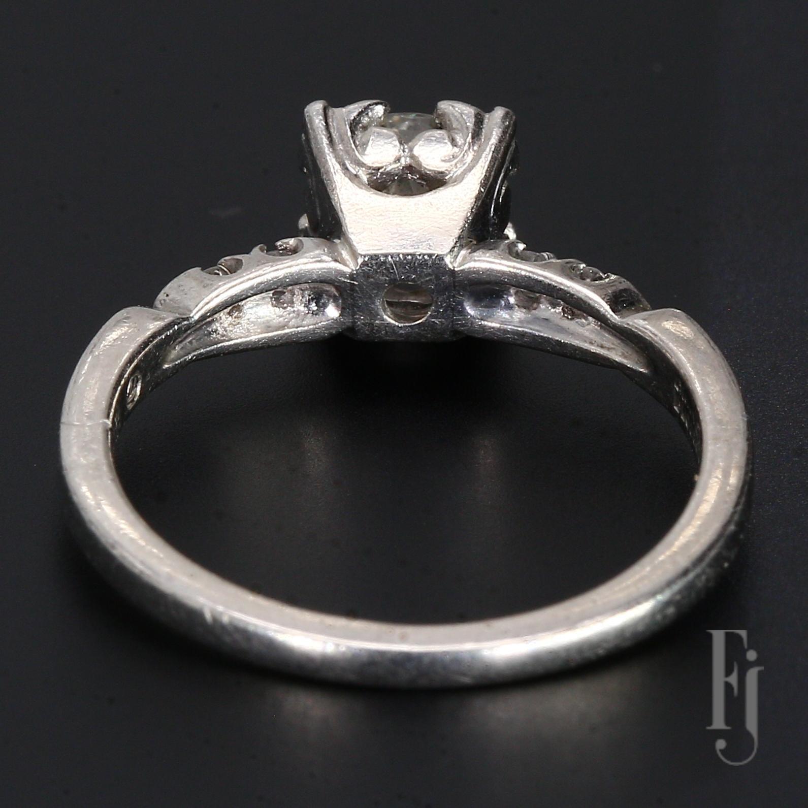 Taglio antico europeo Anello di fidanzamento in platino antico con diamante da 0,99 carati e accenti - misura 5,25 in vendita