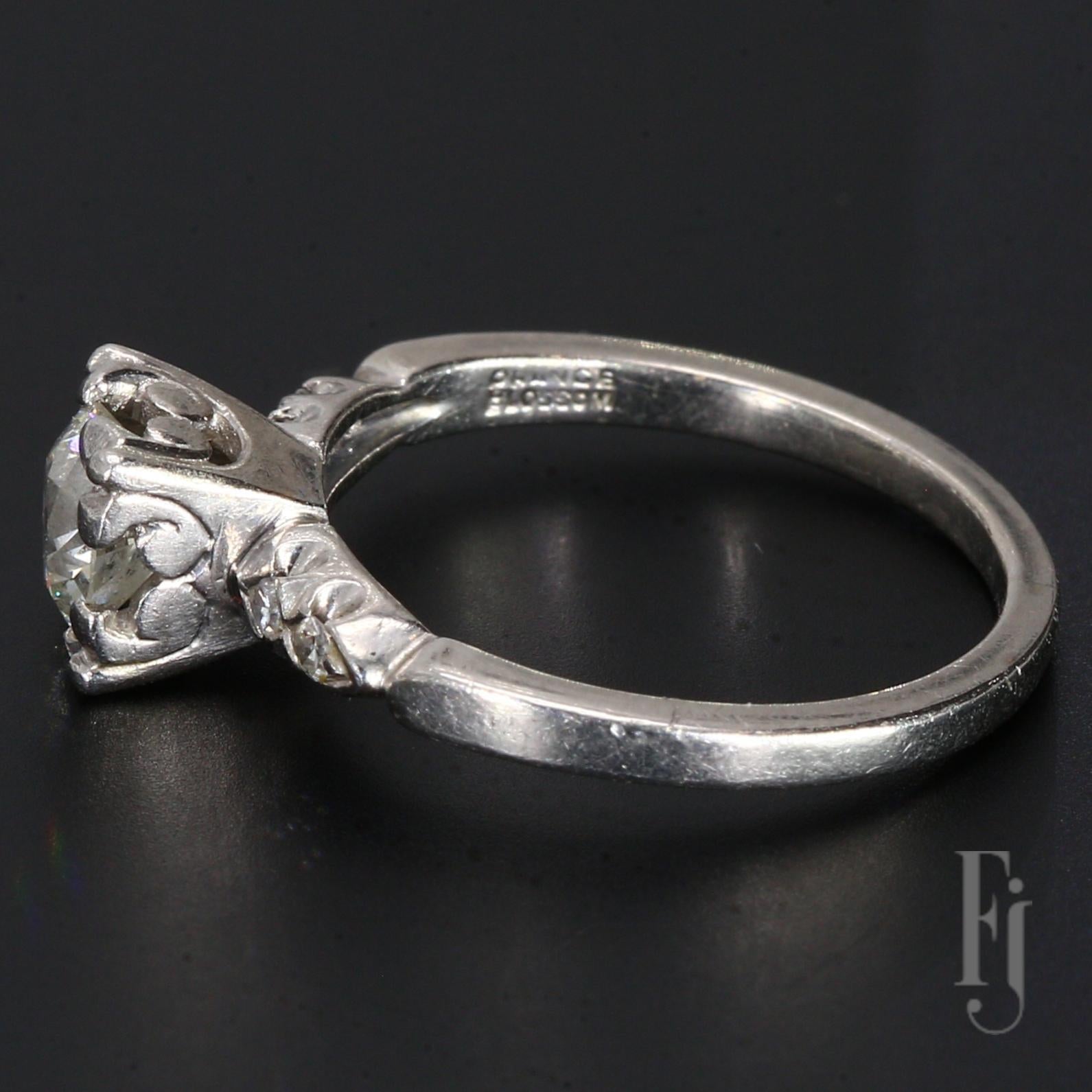 Anello di fidanzamento in platino antico con diamante da 0,99 carati e accenti - misura 5,25 In condizioni buone in vendita a Scottsdale, AZ