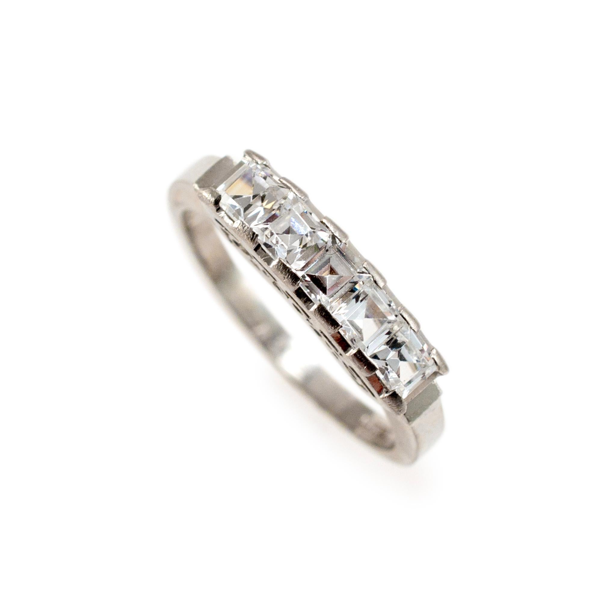 Genere: Donna 

Tipo di metallo: 850 Platino

Misura dell'anello: 5

Larghezza: 3,80 mm che si assottiglia a 1,75 mm

Peso: 2.47 grammi

Un bracciale antico da donna 850 in platino a cinque croci di quarzo con gambo semitondo. Il metallo è stato
