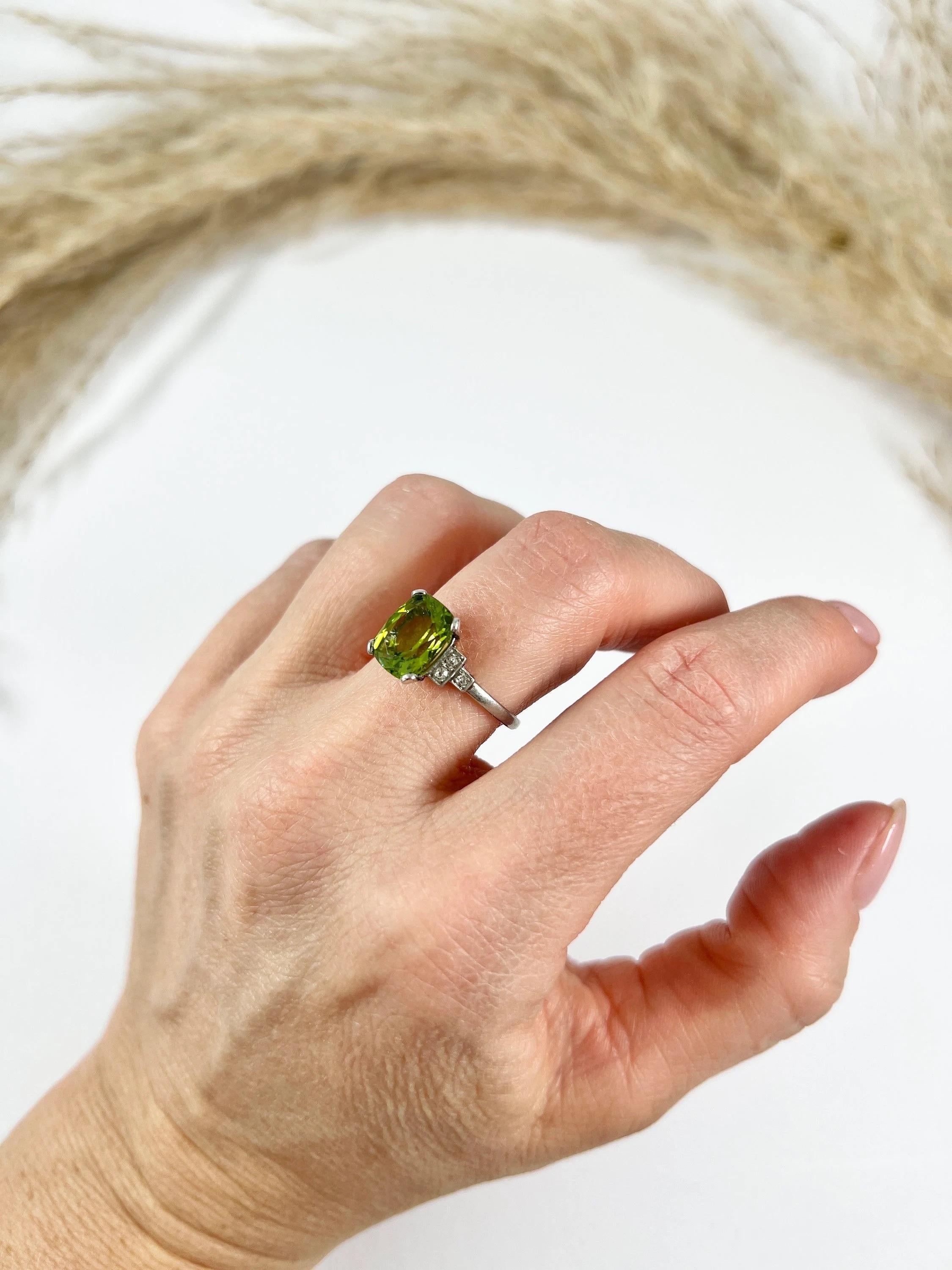 Anello di platino antico con timbro francese dell'epoca edoardiana con peridoto e diamanti taglio cuscino 4