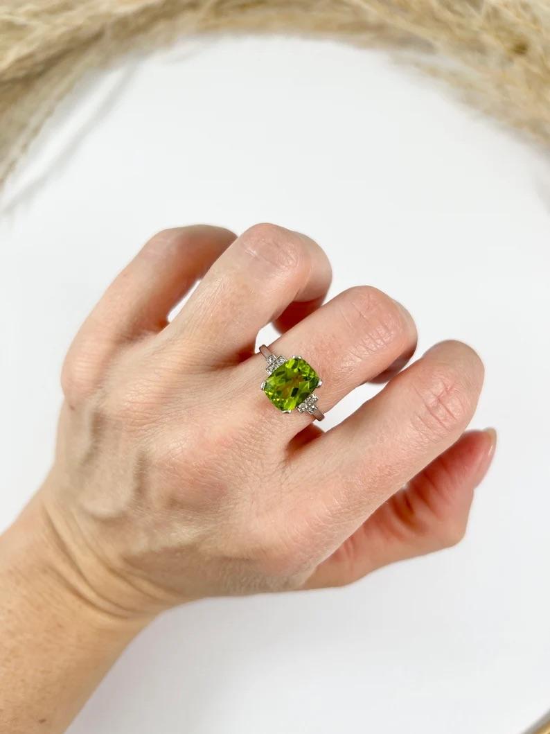 Anello di platino antico con timbro francese dell'epoca edoardiana con peridoto e diamanti taglio cuscino 5