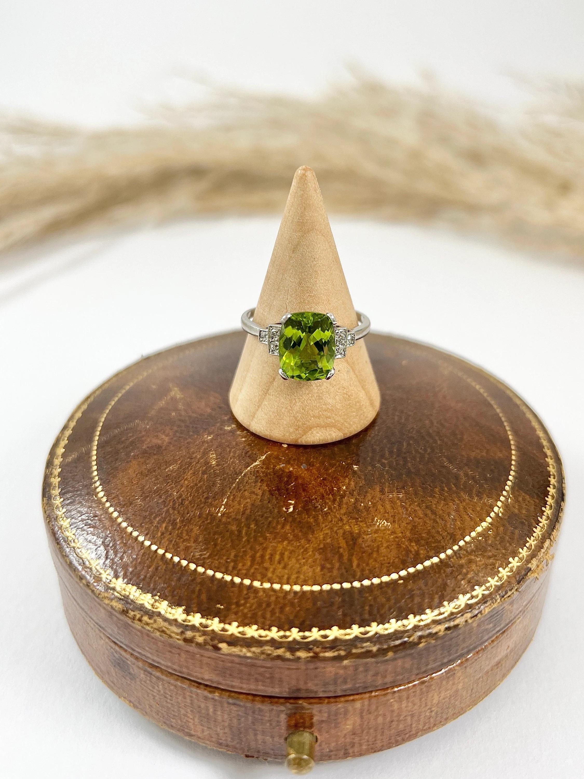 Anello con peridoto antico 

Platino - Timbro francese 

Circa 1910

Questo squisito anello cattura l'eleganza e la raffinatezza dell'epoca edoardiana. Realizzato in Nature, presenta uno splendido peridoto naturale con taglio a cuscino come centro.