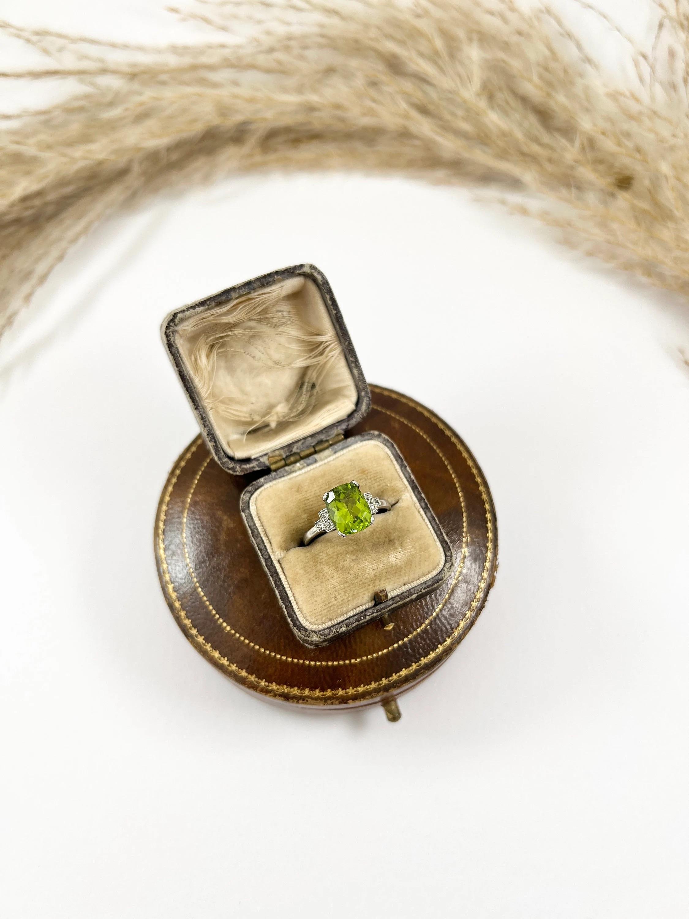 Edoardiano Anello di platino antico con timbro francese dell'epoca edoardiana con peridoto e diamanti taglio cuscino