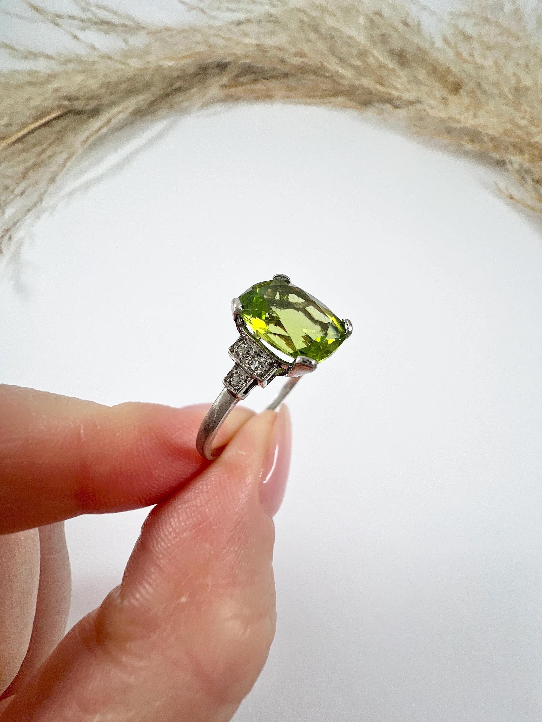 Anello di platino antico con timbro francese dell'epoca edoardiana con peridoto e diamanti taglio cuscino In condizioni buone a Brighton, GB