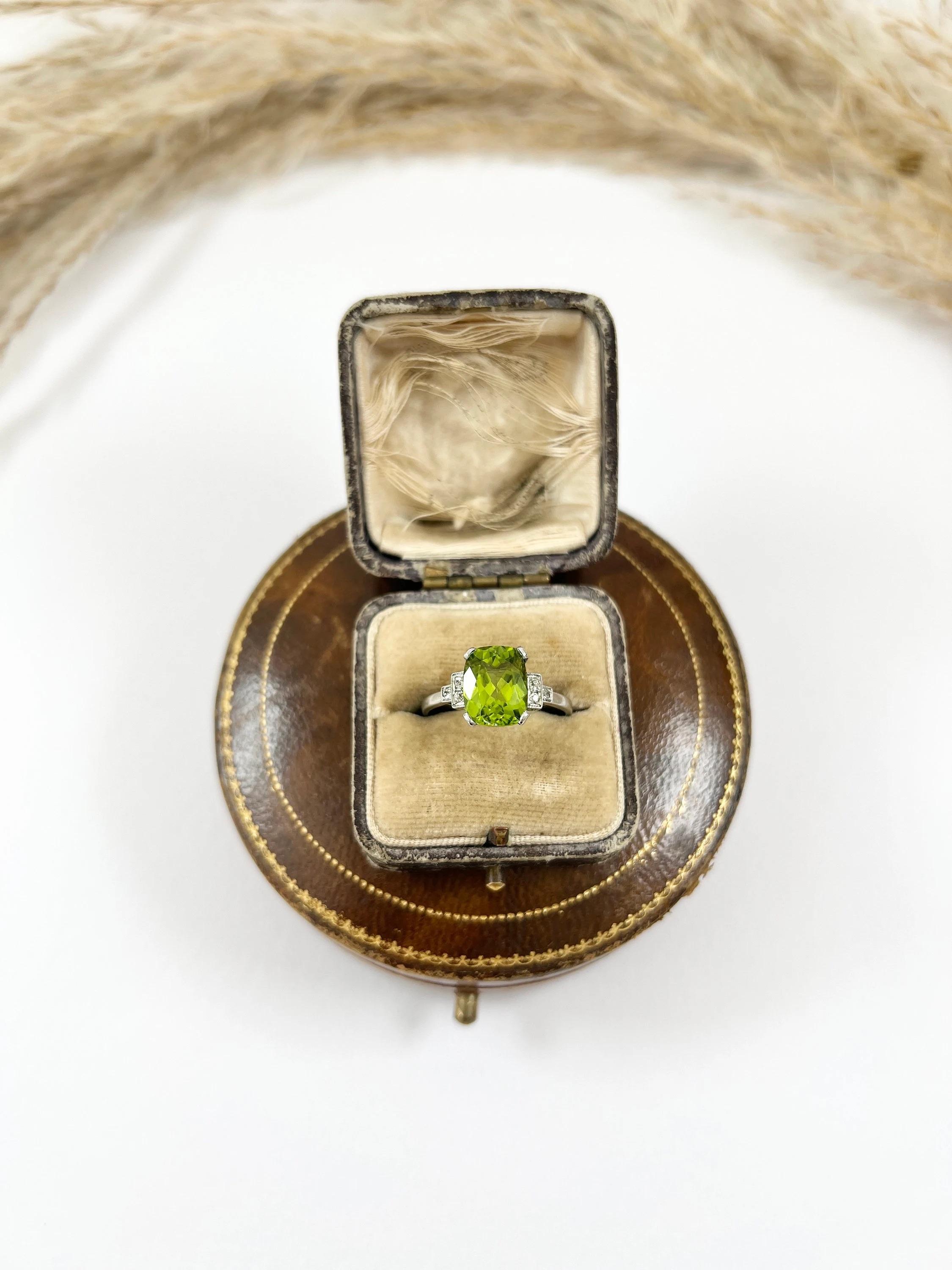 da uomo o donna Anello di platino antico con timbro francese dell'epoca edoardiana con peridoto e diamanti taglio cuscino