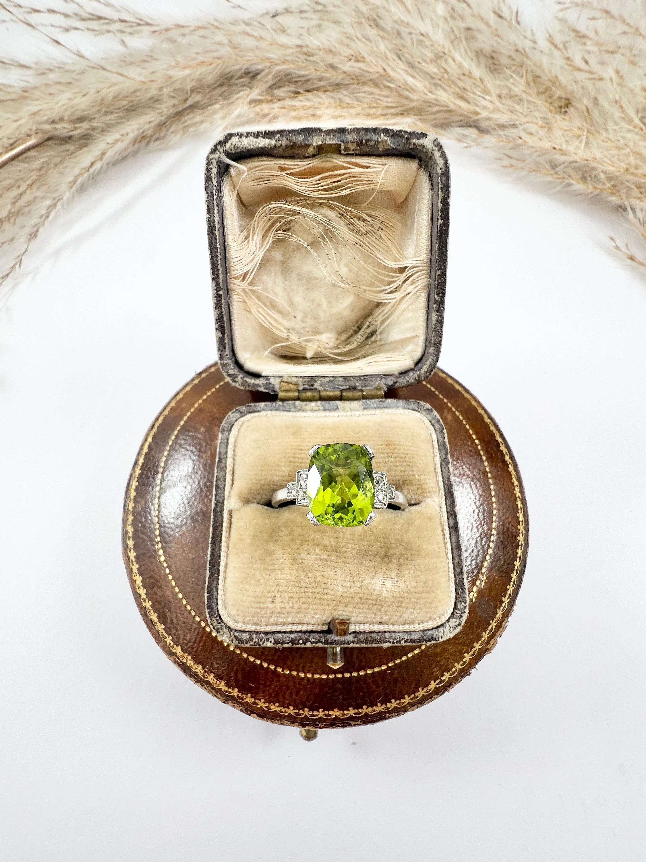 Anello di platino antico con timbro francese dell'epoca edoardiana con peridoto e diamanti taglio cuscino 1