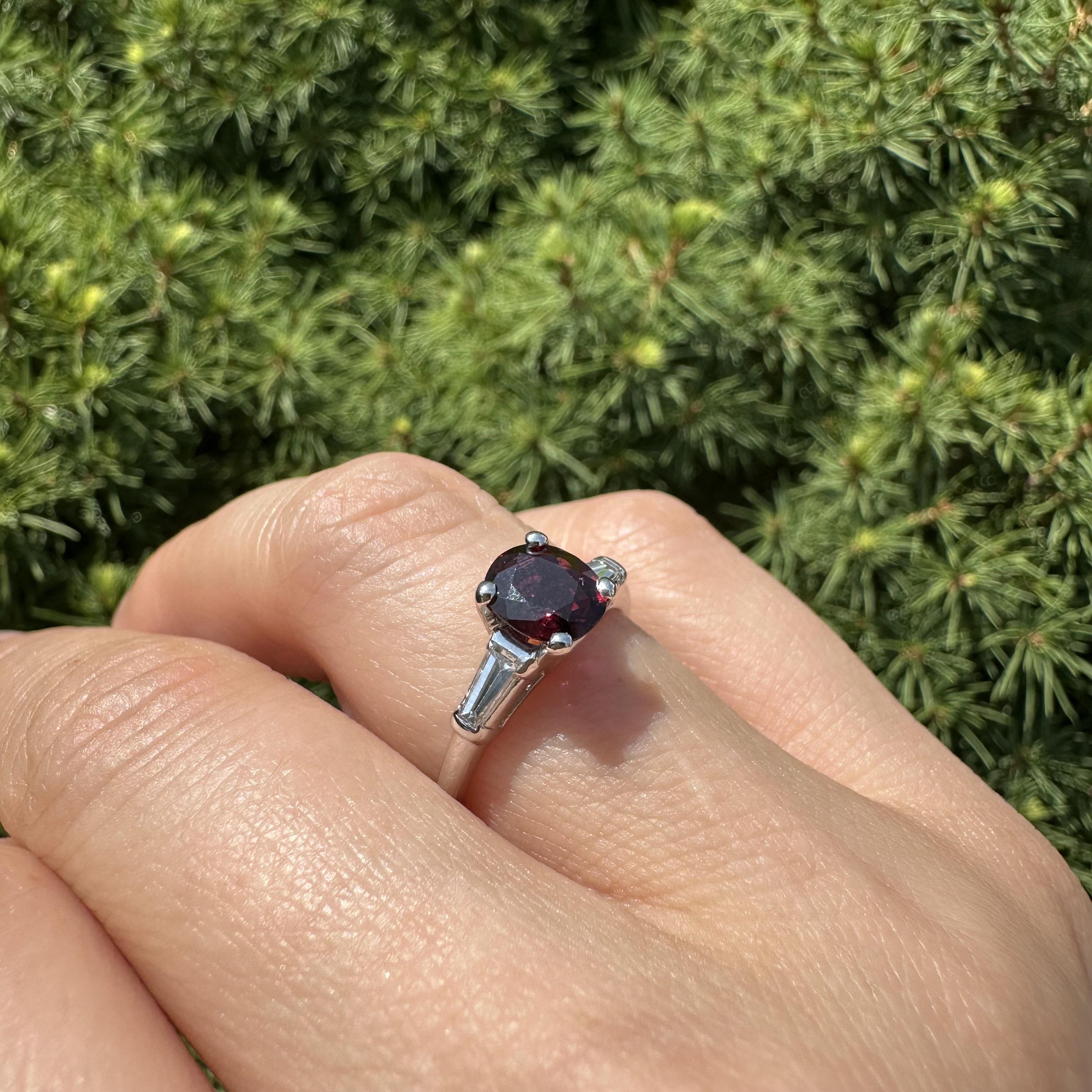 Anello antico in platino GIA da 1,34 carati senza calore con diamanti ovali e profondi rubini rossi a baguette in vendita 5