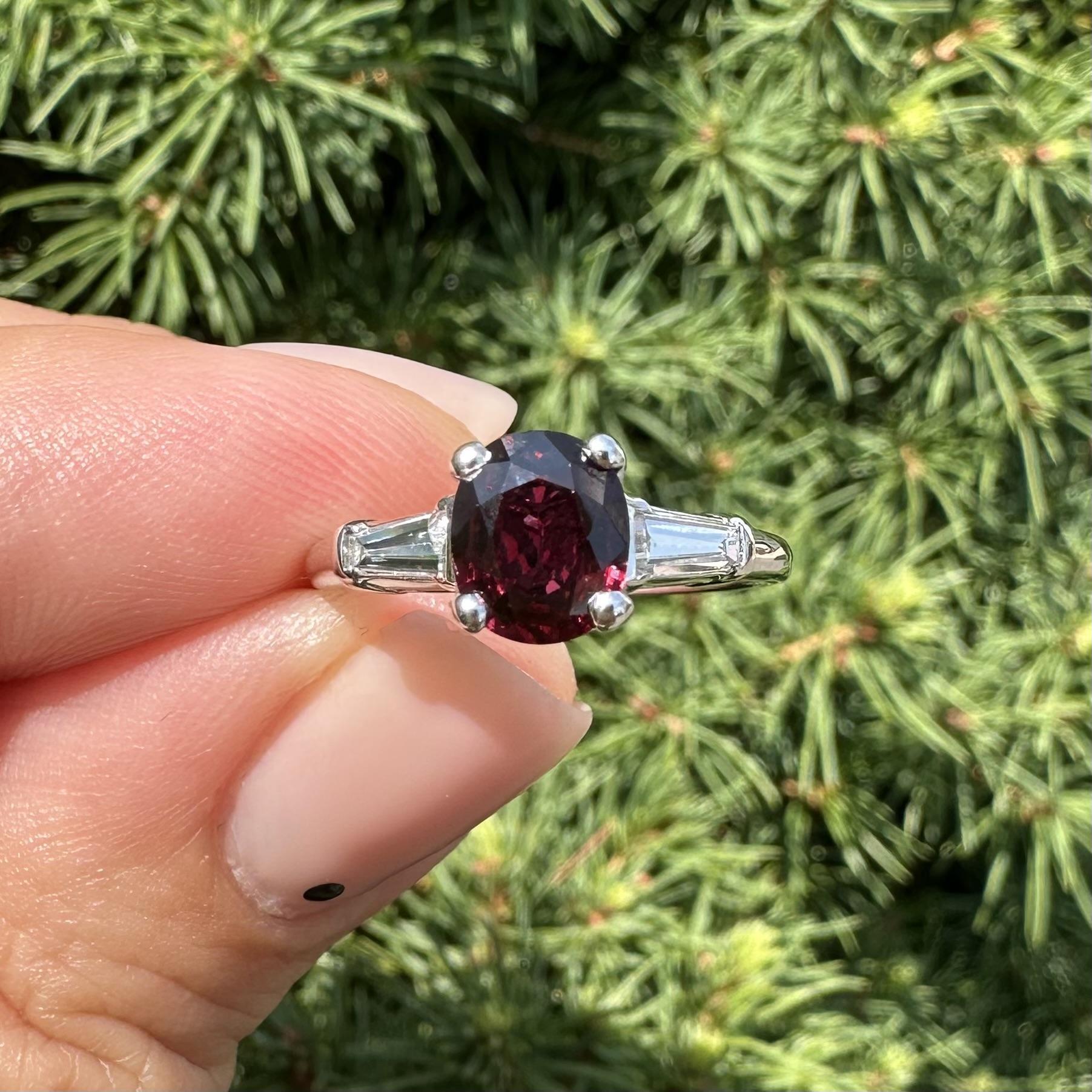 Anello antico in platino GIA da 1,34 carati senza calore con diamanti ovali e profondi rubini rossi a baguette in vendita 6