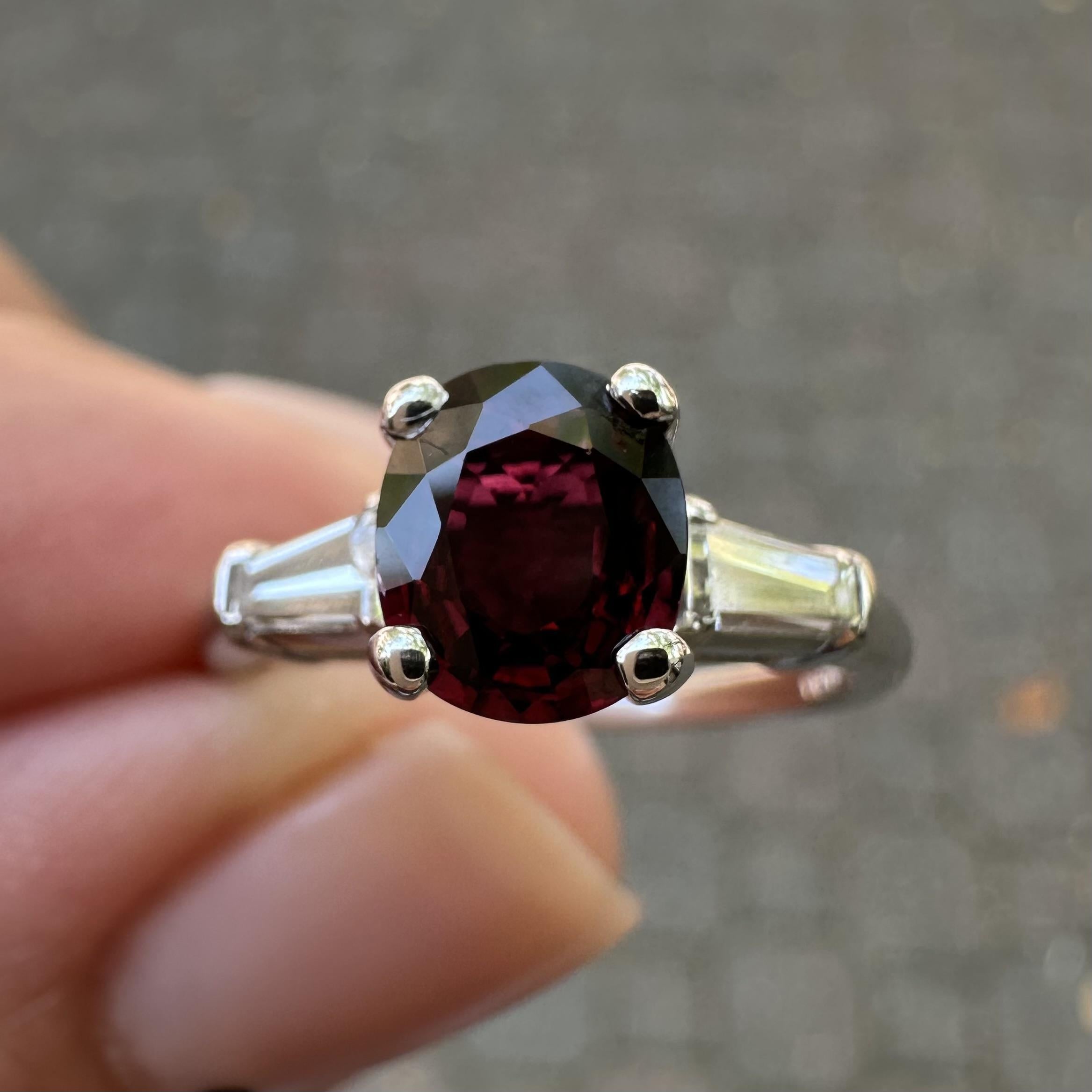 Anello antico in platino GIA da 1,34 carati senza calore con diamanti ovali e profondi rubini rossi a baguette in vendita 8