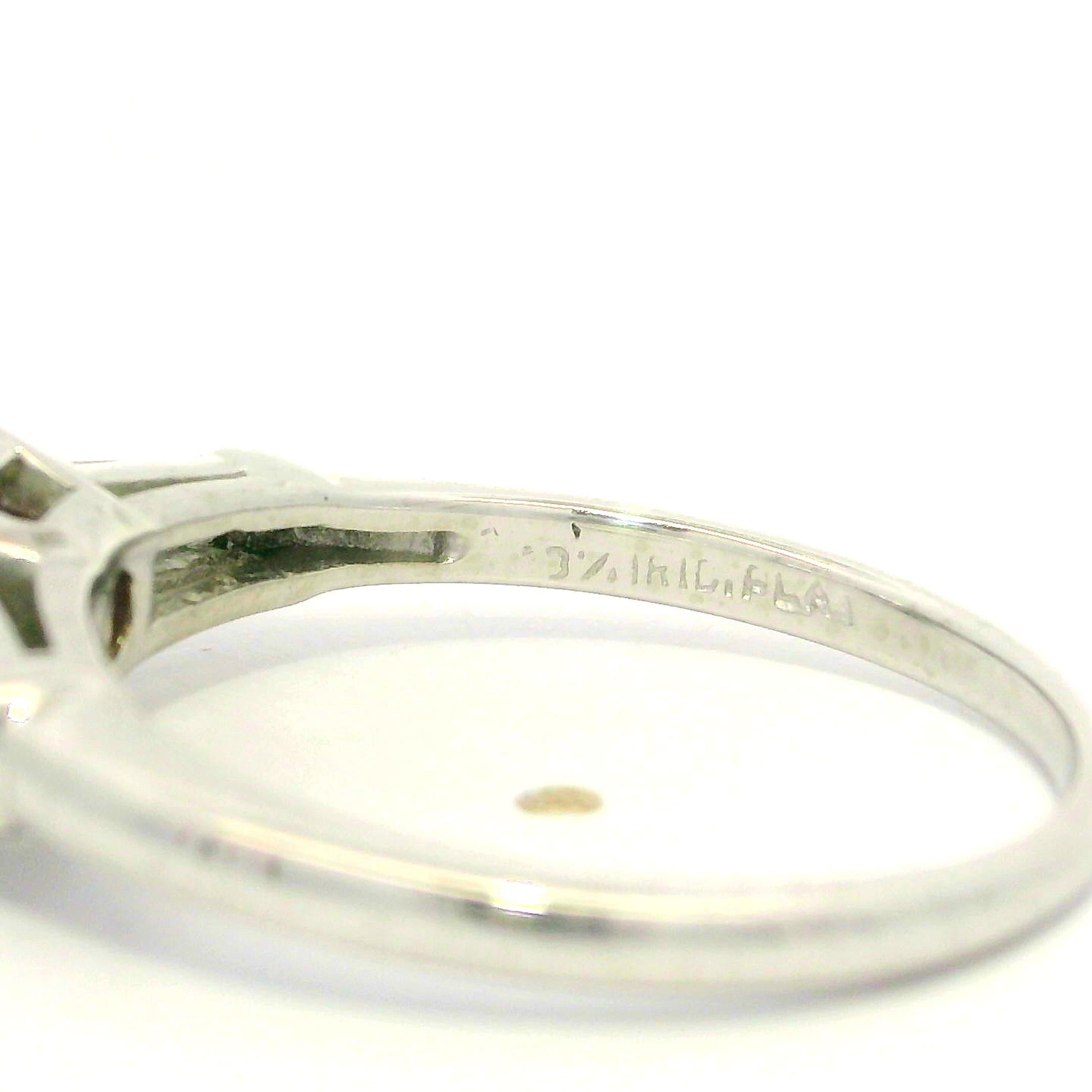 Anello antico in platino GIA da 1,34 carati senza calore con diamanti ovali e profondi rubini rossi a baguette In condizioni ottime in vendita a Montclair, NJ