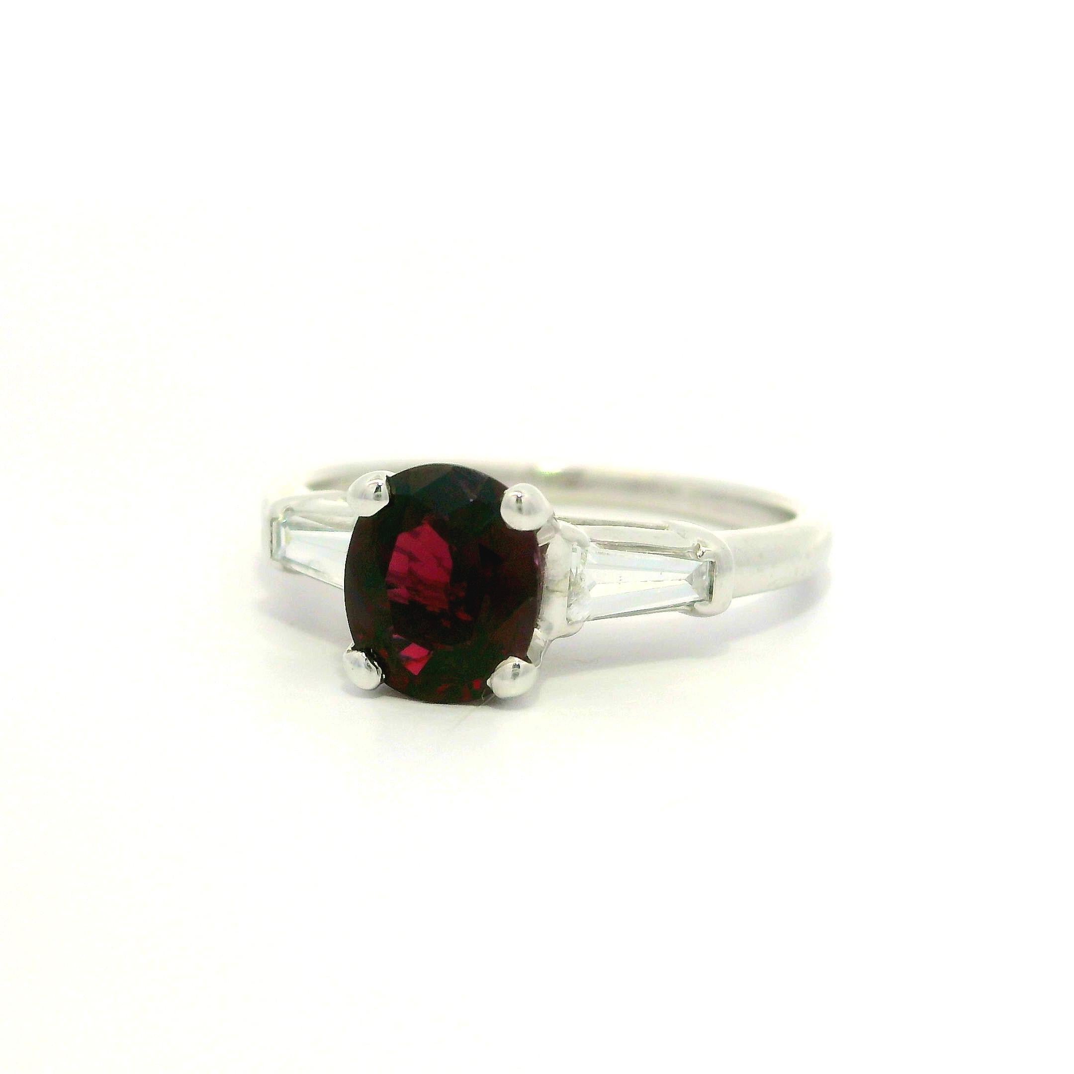 Anello antico in platino GIA da 1,34 carati senza calore con diamanti ovali e profondi rubini rossi a baguette in vendita 2