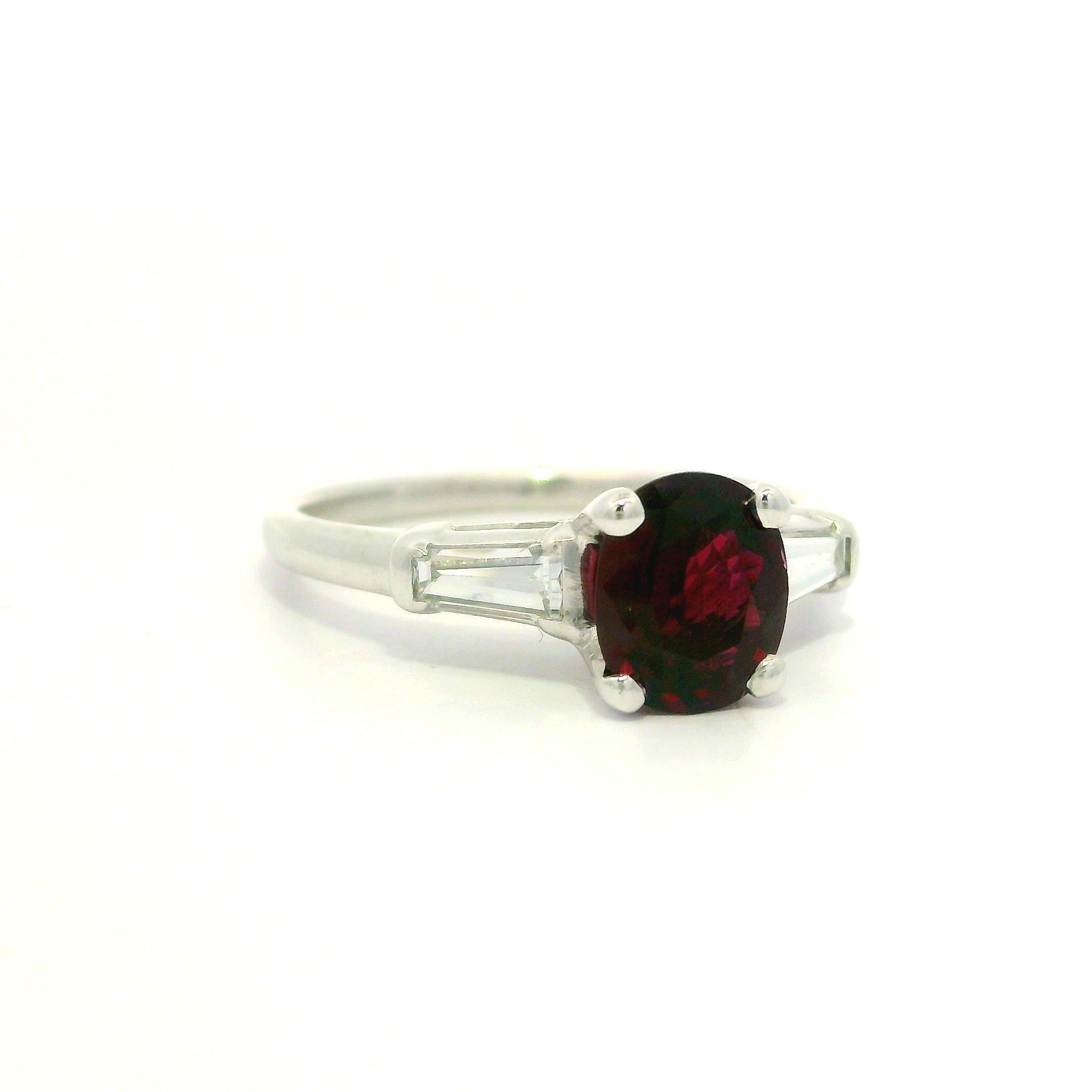 Anello antico in platino GIA da 1,34 carati senza calore con diamanti ovali e profondi rubini rossi a baguette in vendita 3