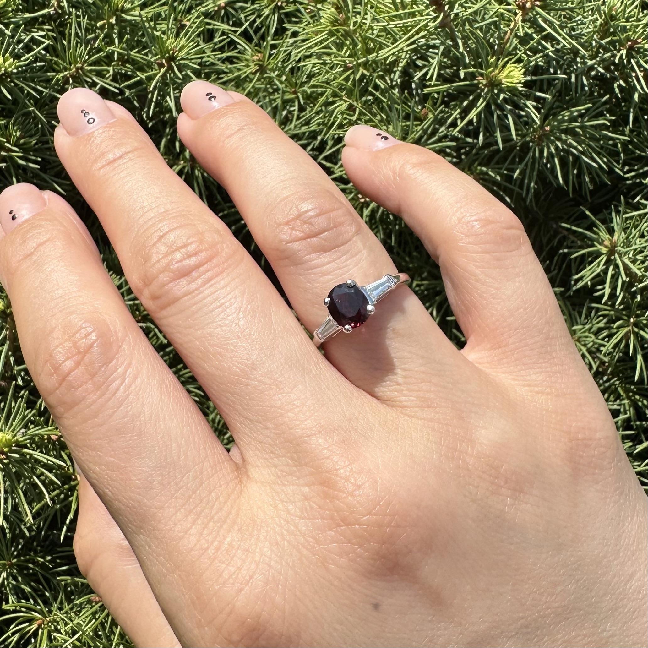 Anello antico in platino GIA da 1,34 carati senza calore con diamanti ovali e profondi rubini rossi a baguette in vendita 4