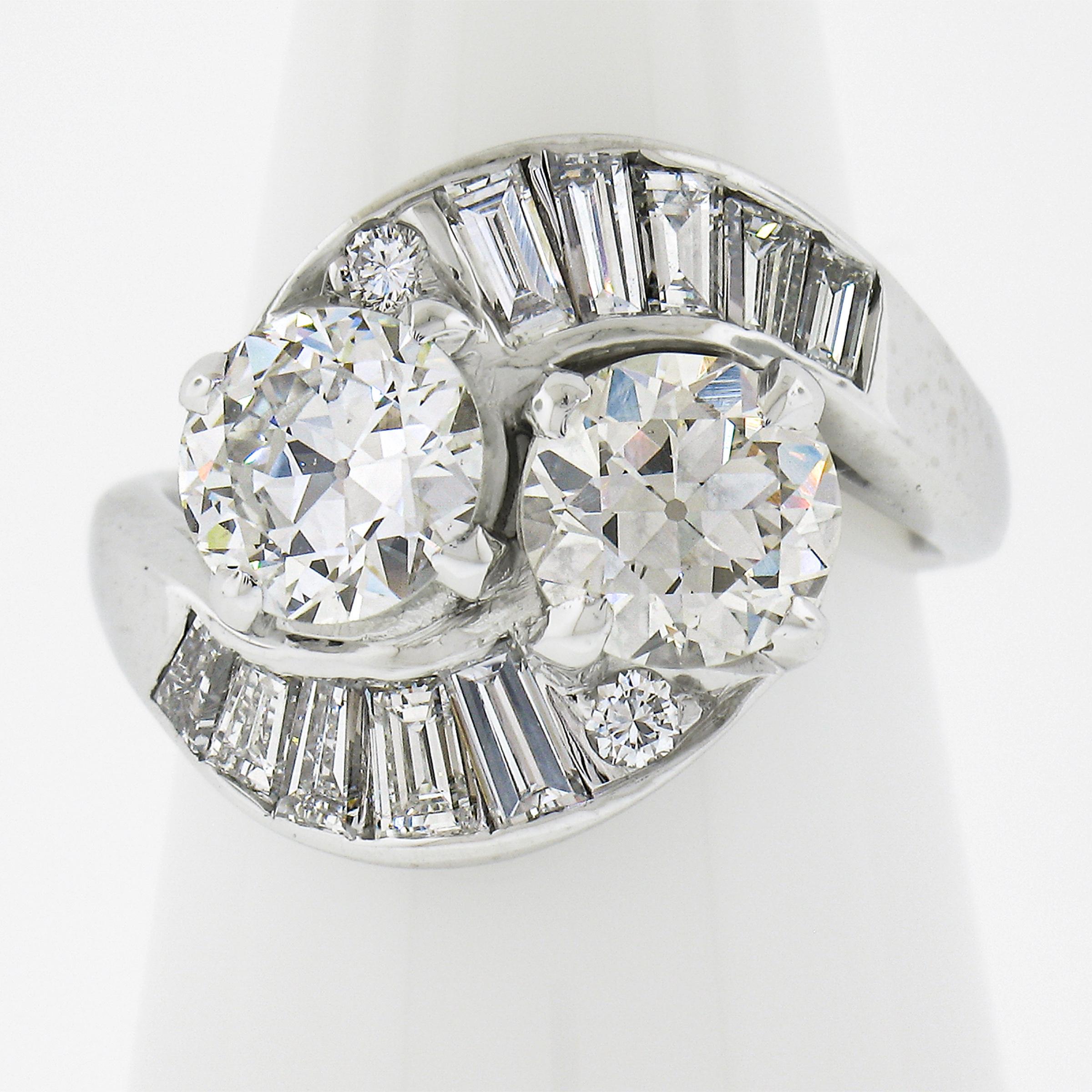 Cette spectaculaire bague de cocktail à pont en diamant ancien présente deux gros diamants ronds de taille ancienne, classés par le GIA, qui se trouvent de part et d'autre du motif sophistiqué mais élégant de la bague moi et toi. Les diamants ronds