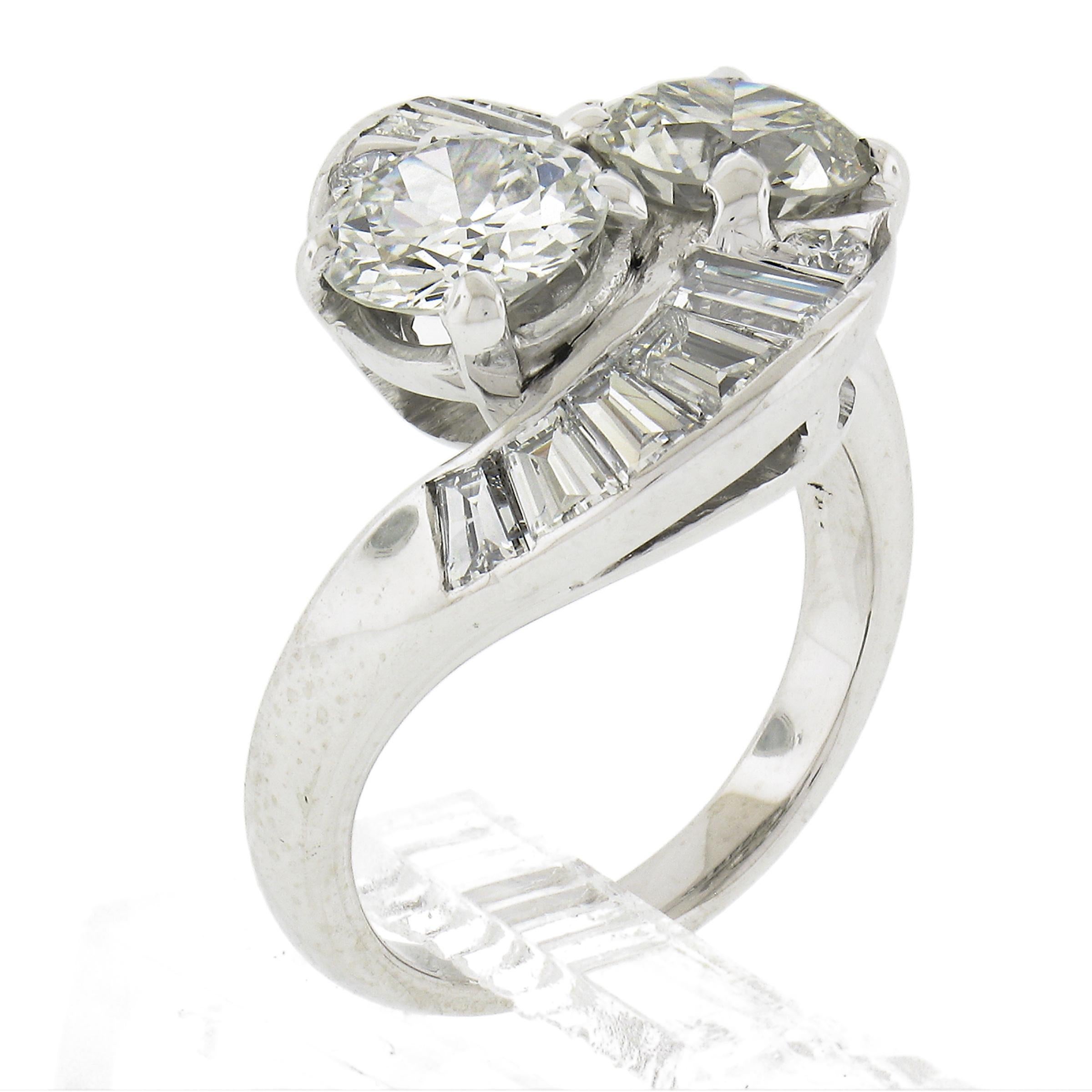 Bague cocktail bypass Moi et Toi en platine GIA avec diamants taille ancienne et baguette en vente 4