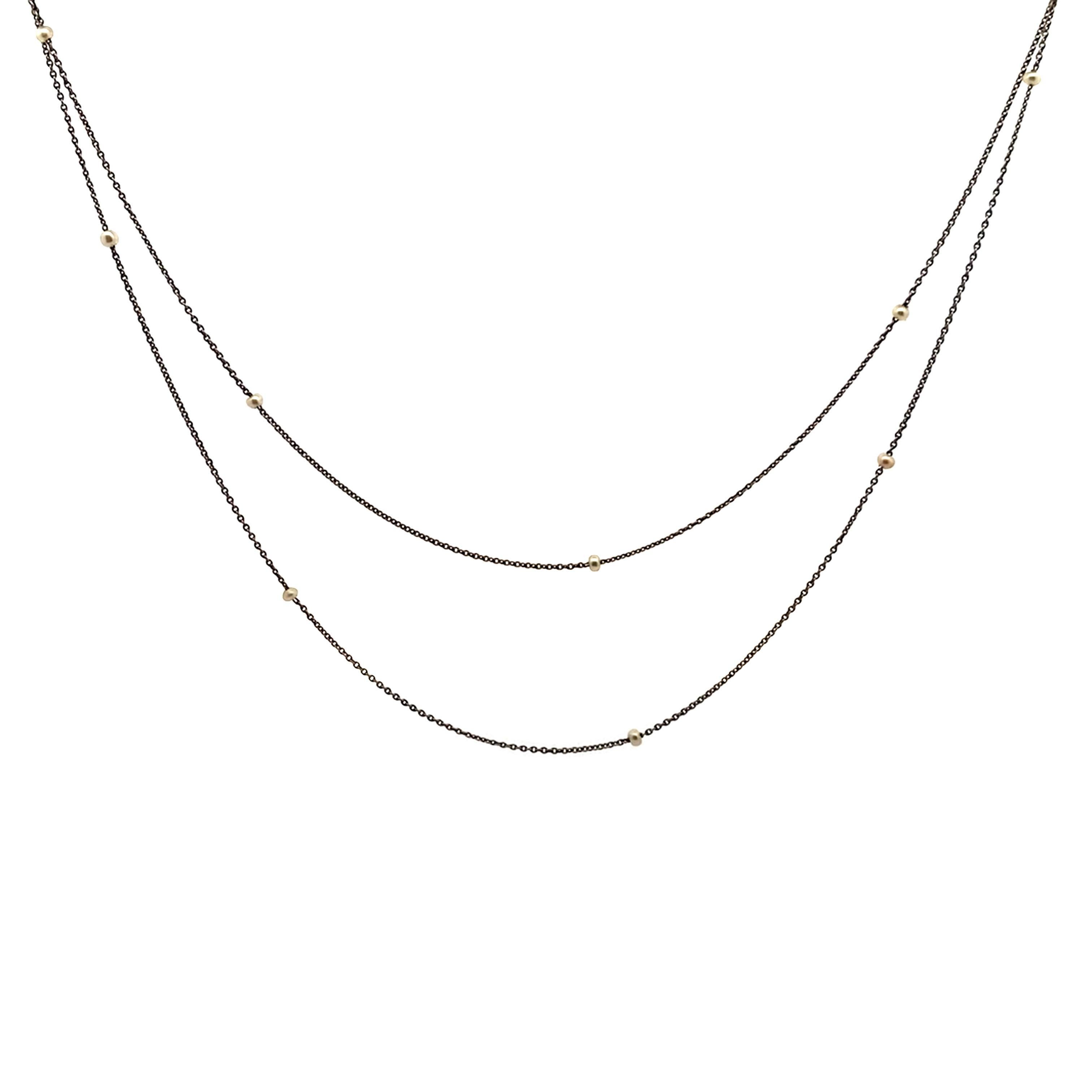 Ti presentiamo questo pezzo di storia davvero affascinante, la catena lunga in platino antico con microperle che emana un'aria di eleganza e raffinatezza, trasportandoti in un'epoca passata di opulenza e grazia. Realizzata con la massima precisione